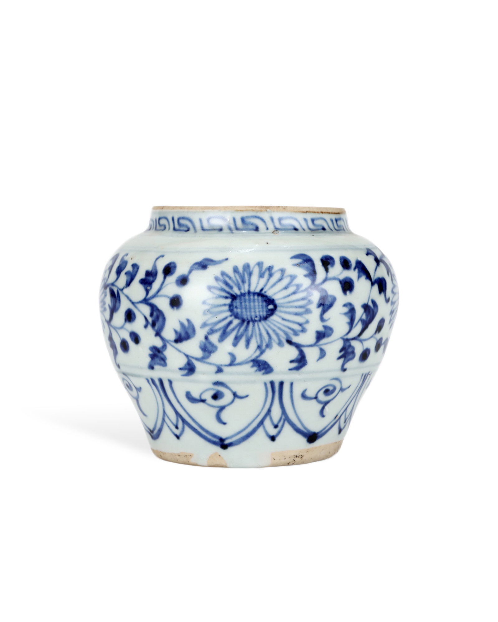 MING HONGWU BLUE AND WHITE ENTWINED CHRYSANTHEMUM PATTERN JAR: H: 9.3CM W: 11CM