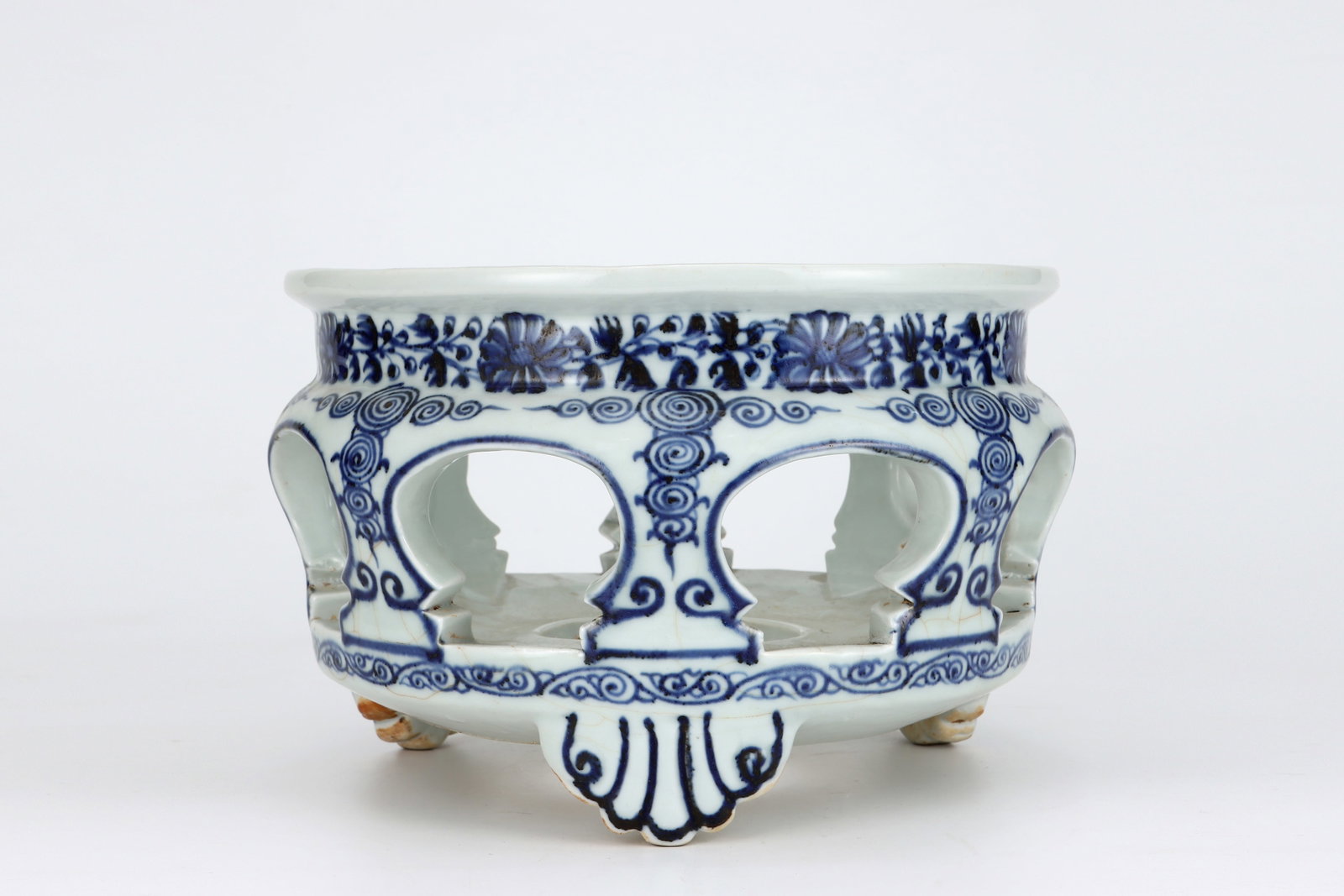 MING XUANDE BLUE AND WHITE FLOWER-PATTERNED HOLLOWED-OUT STOVE: H: 6.3CM W: 25CM