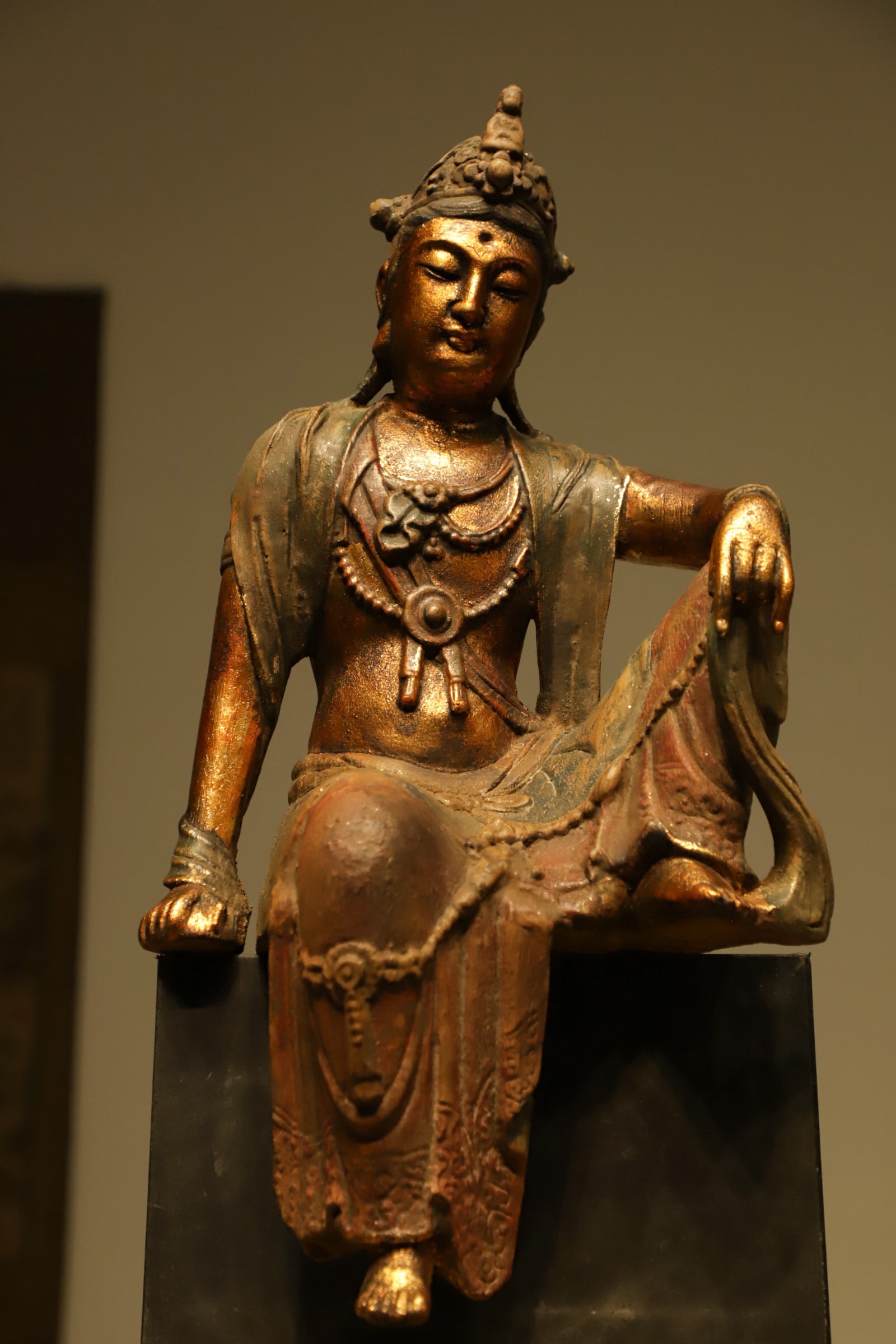 MING DYNASTY WOODCARVING OF THE BODHISATTVA AVALOKITESVARA: H:52CM (20.47IN) L:26CM (10.24IN) W:18CM (7.09IN) THE HEAVY SOLID WOOD BODY IS PRIMED WITH OVERALL GILDING, COVERED WITH MINERAL LACQUER PAINT ON SURFACE. THE AGED FADED COLORFUL LAYERS REMAIN WITH EL