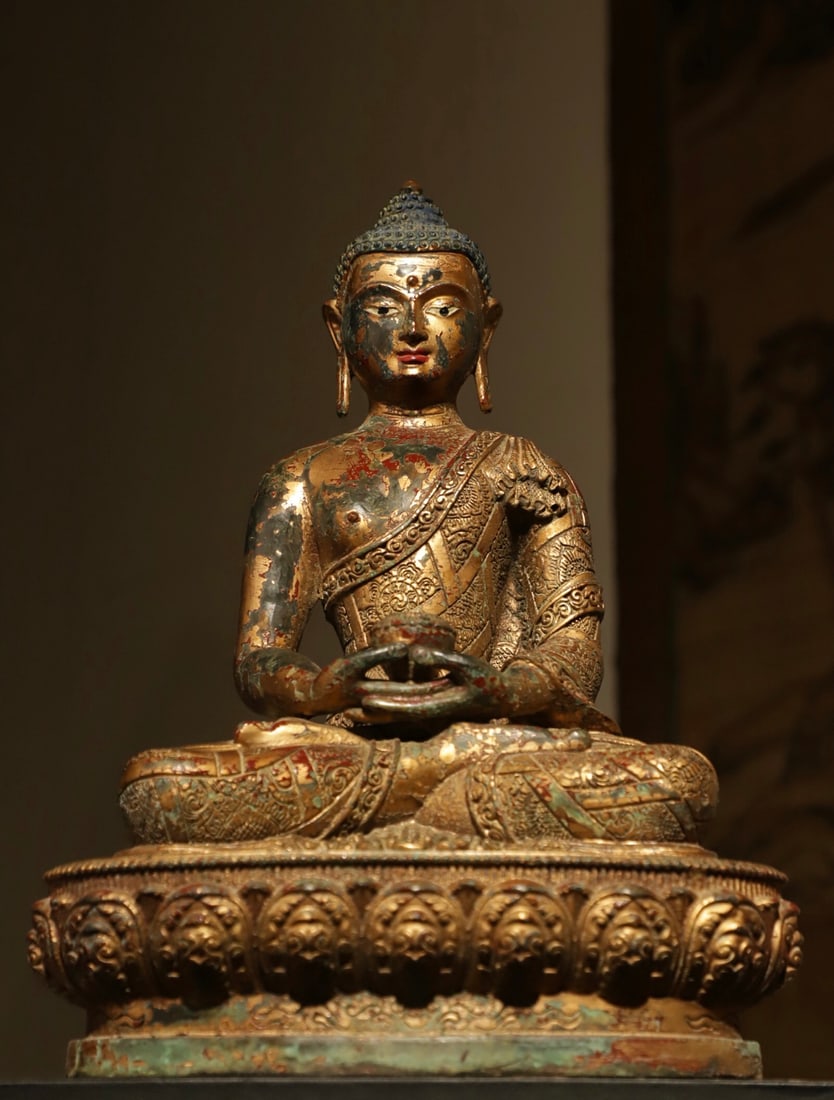 A STATUE OF SAKYAMUNI IN THE QING DYNASTY: WEIGHT:5300G (11.68LB) H:32CM (12.60IN) L:25CM (9.84IN) W:15CM (5.91IN) THISGILT-BRONZEAMITABHABUDDHASTATUEISAMASTERPIECEOFBUDDHISTARTFROMTHEMINGTOQ INGDYNASTIES, HOLDINGSIGNIFICANTARTISTIC, AESTHETIC