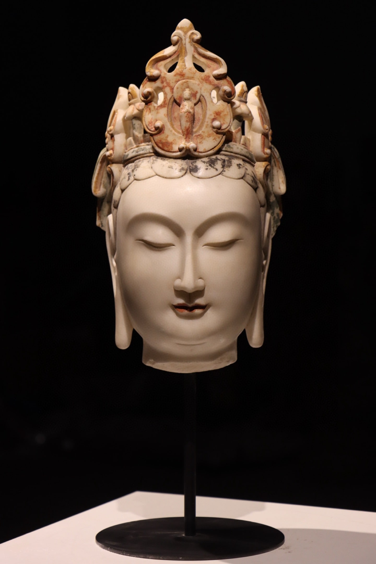 Northern Qi Dynasty??White marble carved Avalokite?vara head: H:51cm/H:33cm
