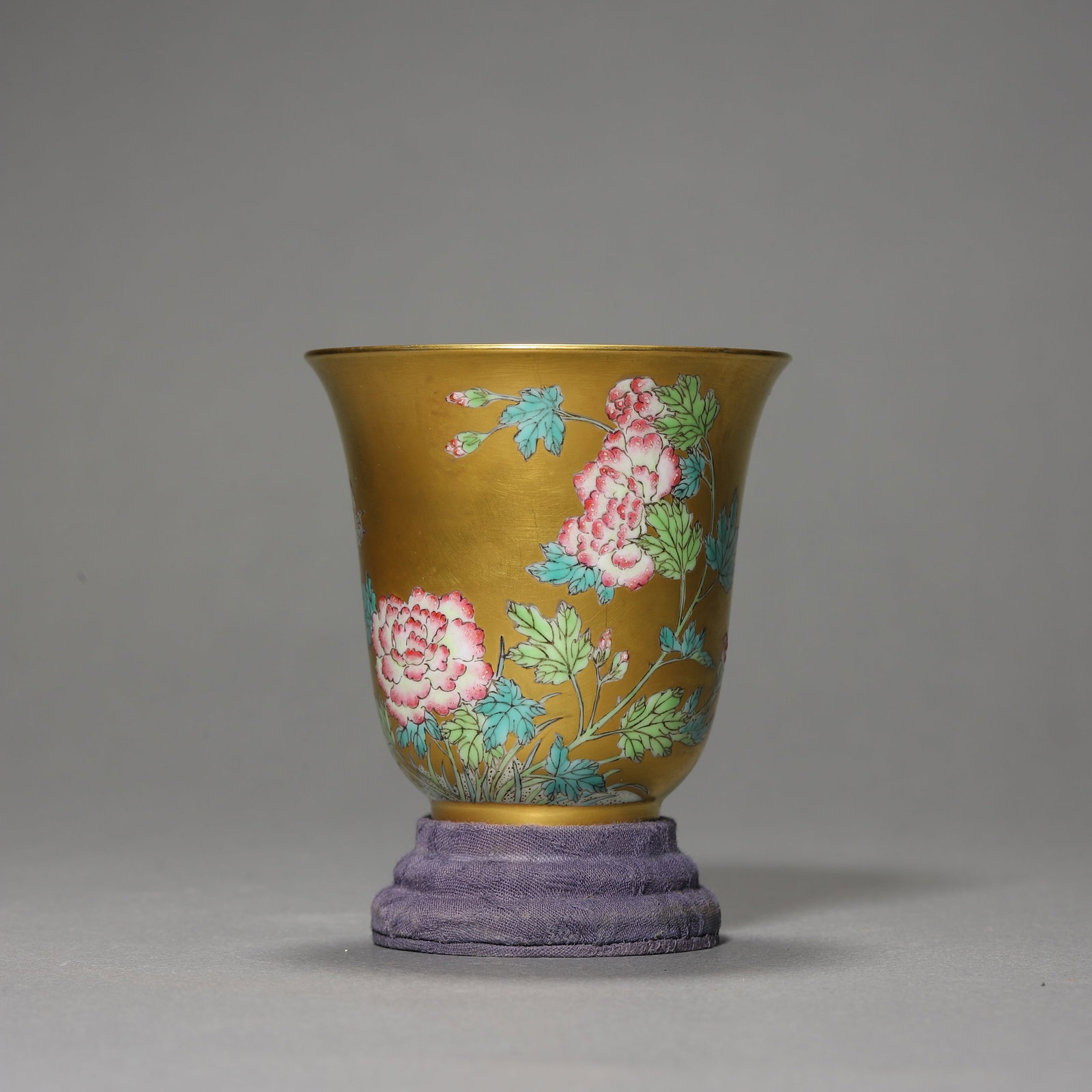 Qing Dynasty Qianlong Period, Cup with Floral Patterns in Gilded Glaze and Enamel (1 of 5)