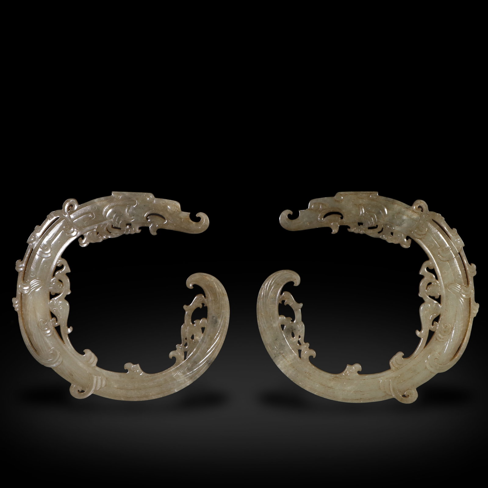 Warring States period A pair of dragon-patterned jade pendants (1 of 7)