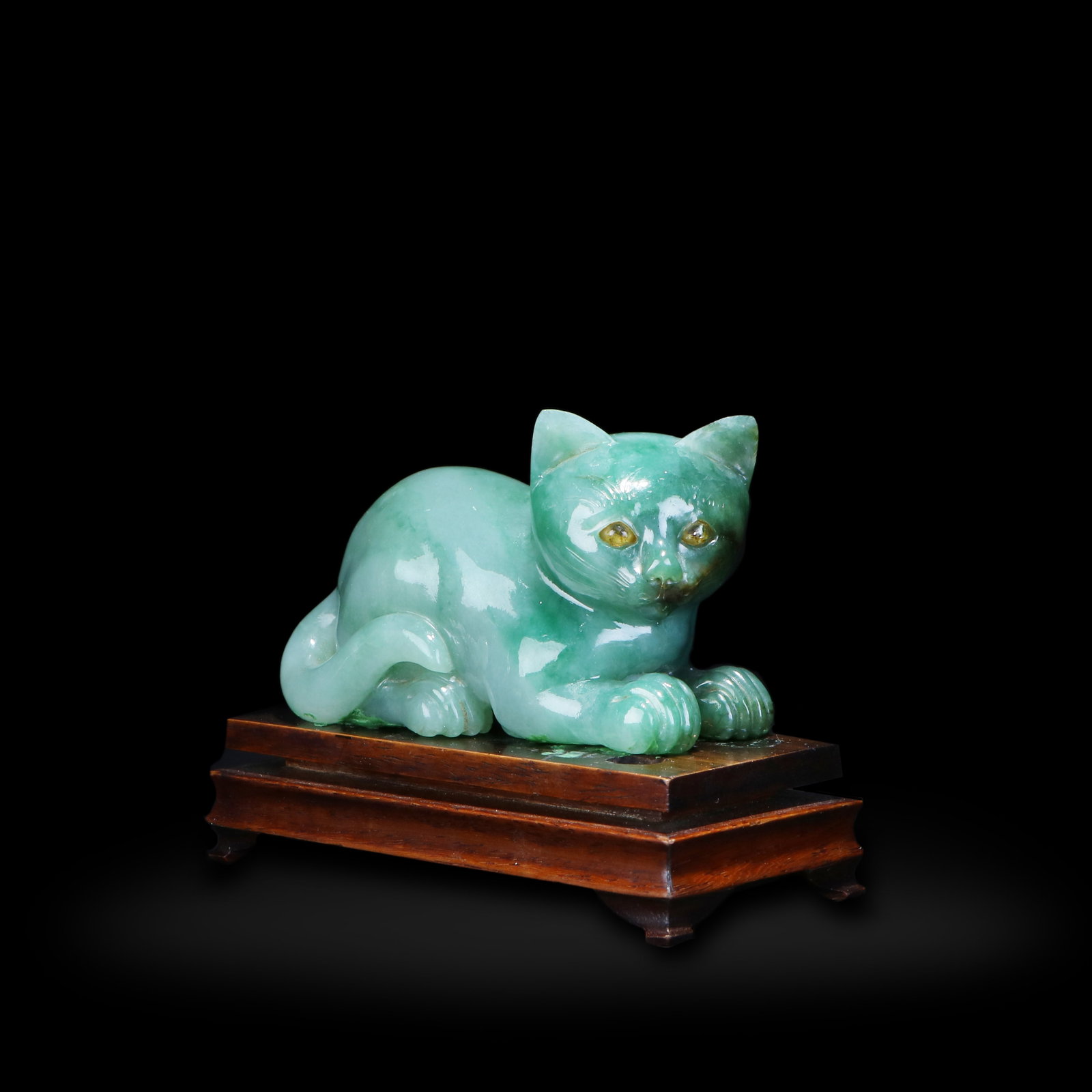 Qing Dynasty Jadeite cat ornament: H:5.8cm W:9.6cm