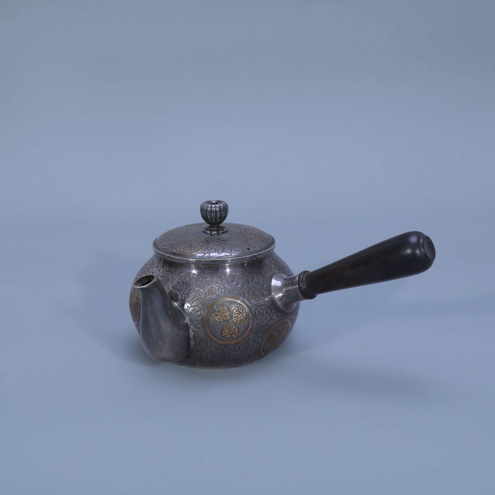 Side-handled silver teapot with gilded leaf patterns - 2