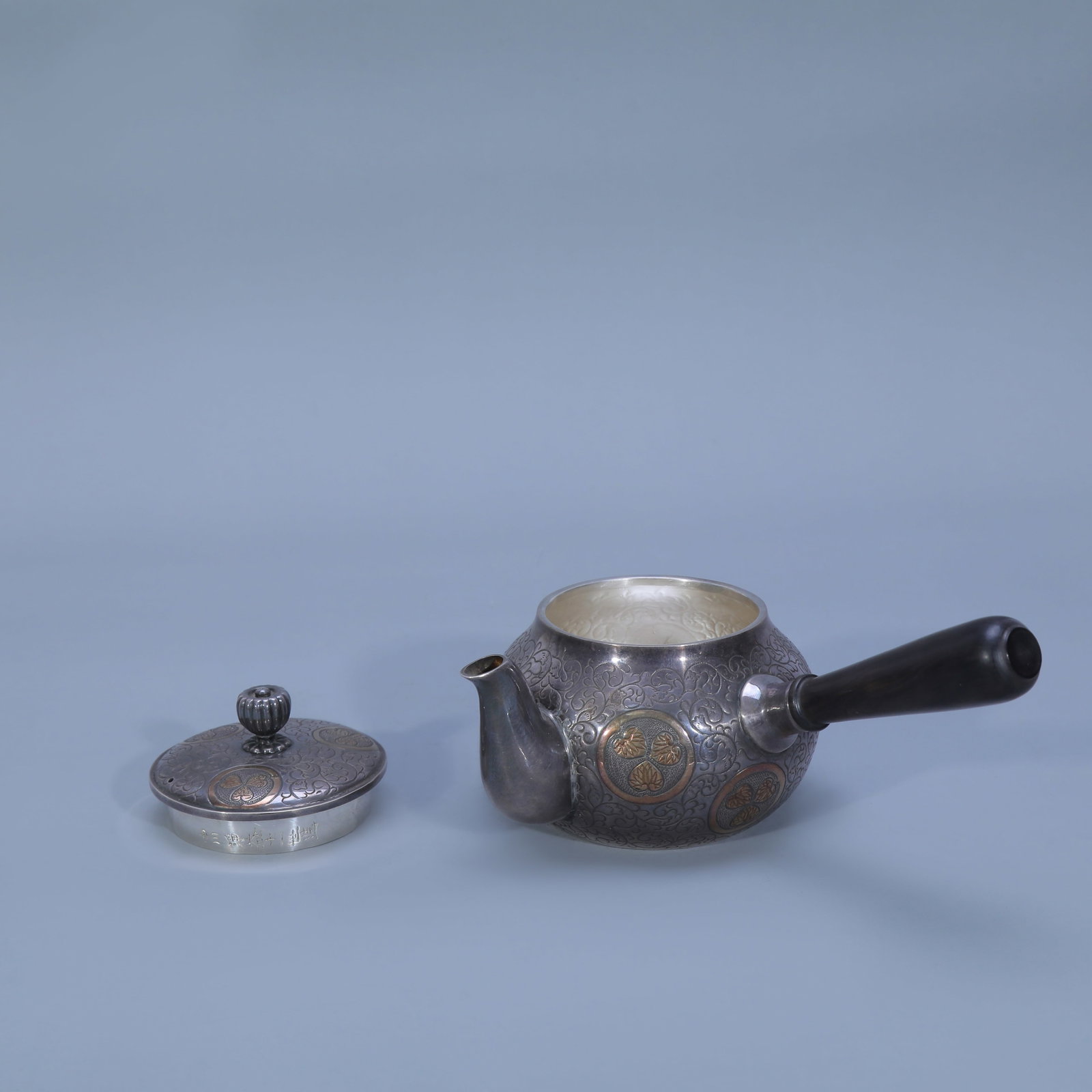 Side-handled silver teapot with gilded leaf patterns - 4