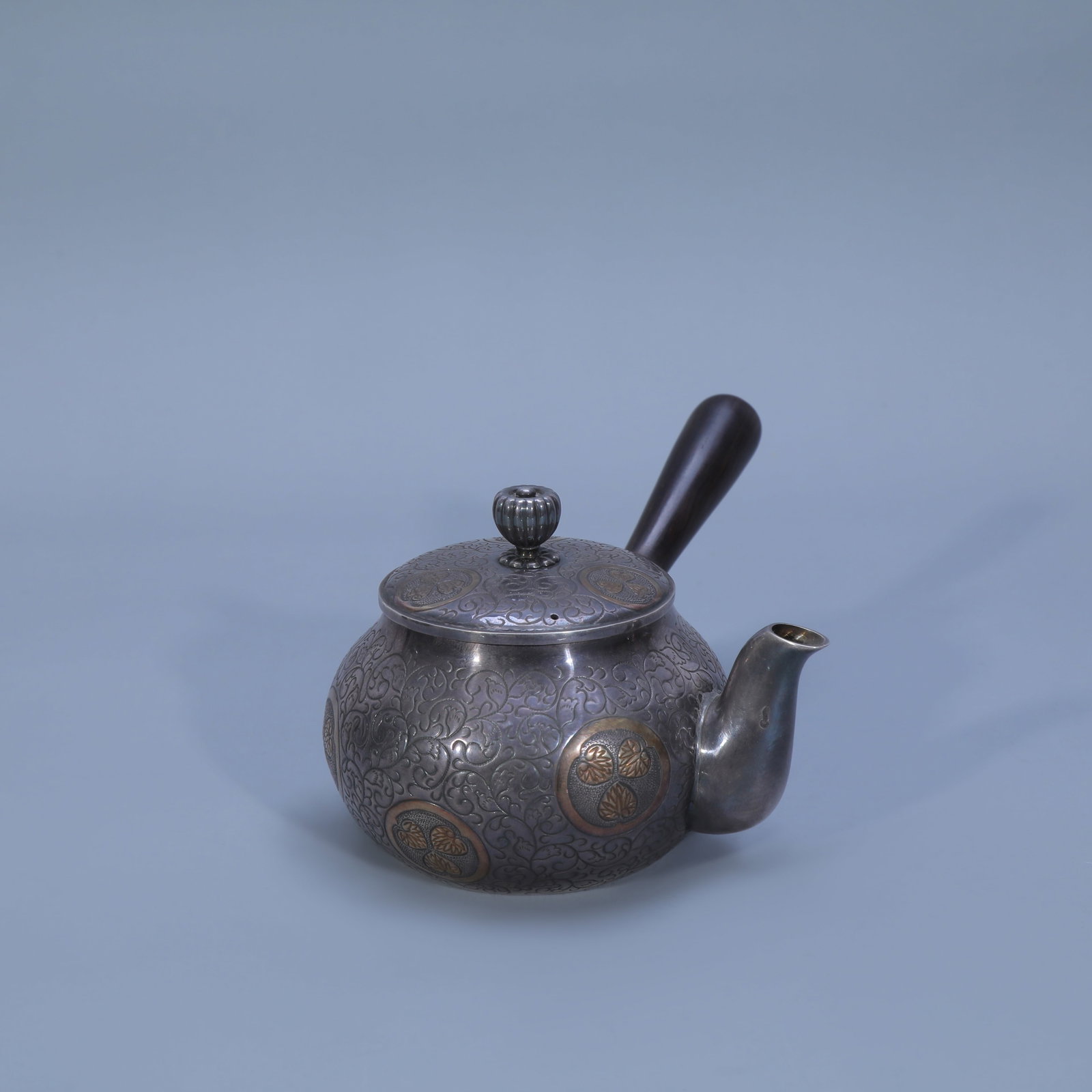Side-handled silver teapot with gilded leaf patterns - 5