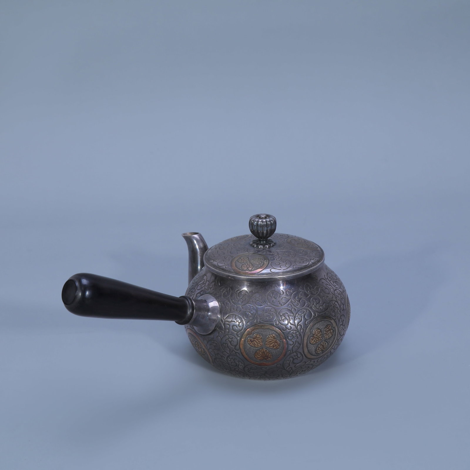 Side-handled silver teapot with gilded leaf patterns - 6