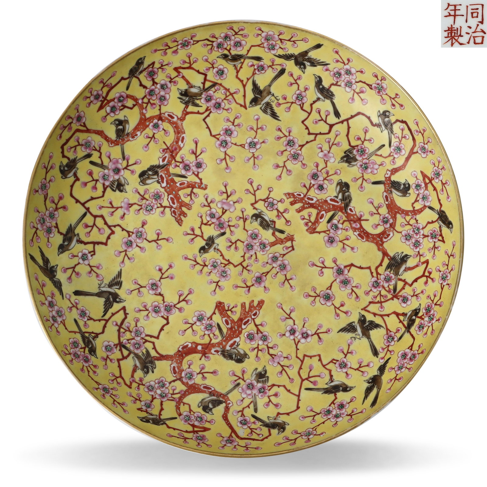 Qing Dynasty Tongzhi Period,Dish with Magpie and Plum Blossom Auspicious on Yellow Ground Famille: D:21cm