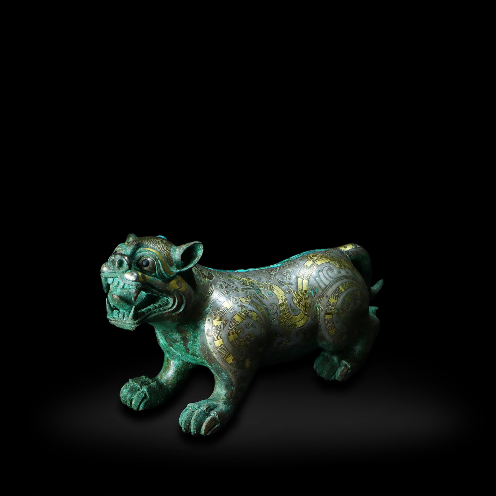 Han Dynasty Bronze mythical beast with gold and silver inlays: H:11cm W:19cm