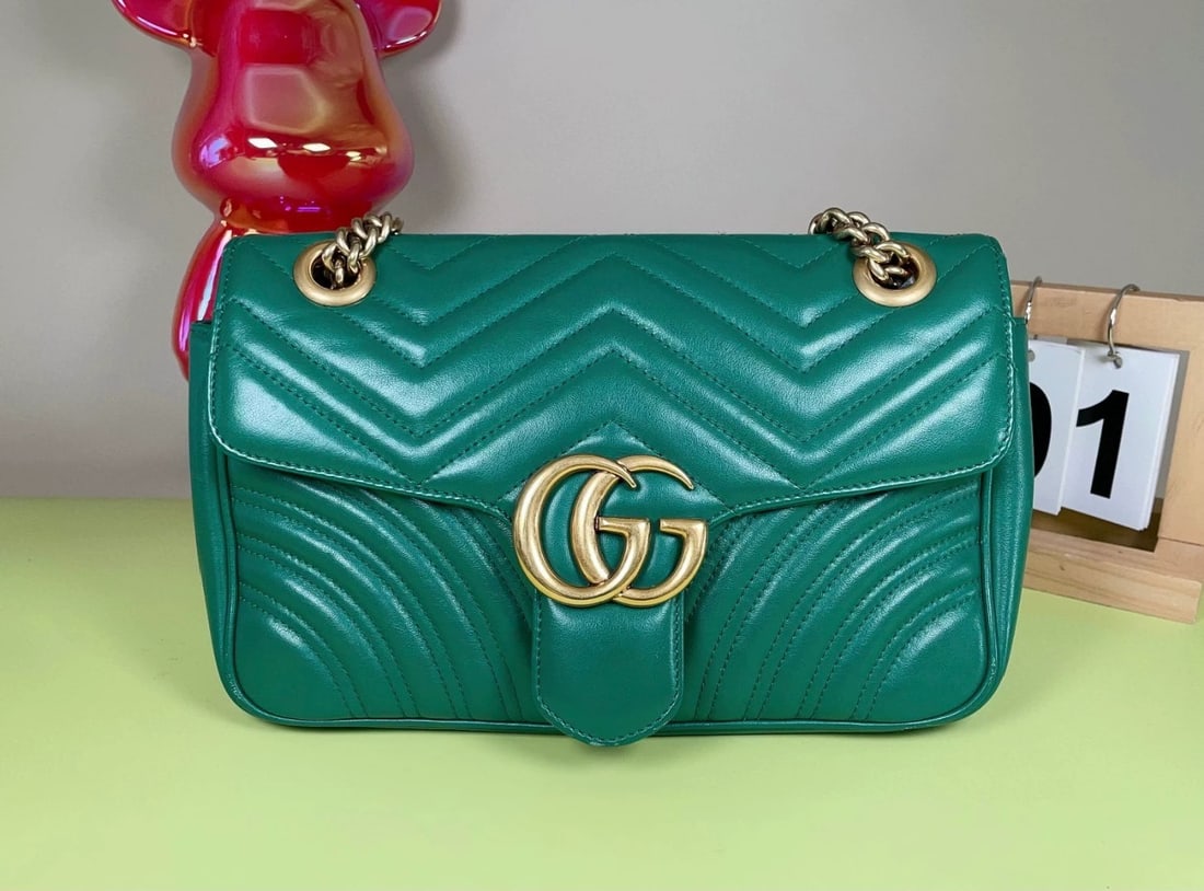 GUCCI MEDIUM GG MARMONT V-QUILTED LEATHER SHOULDER BAG: Name Gucci Medium GG Marmont V-Quilted Leather Shoulder Bag Dimensions