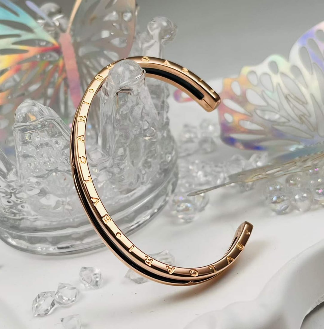 BULGARI B.ZERO1 COLLECTION 18K ROSE GOLD OPEN CUFF BRACELET: Name Bulgari B.zero1 Collection 18K Rose Gold Open Cuff Bracelet Dimensions Crafted in 18K rose gold spliced with black ceramic, the band is engraved with the brand logo. Boasting a classic