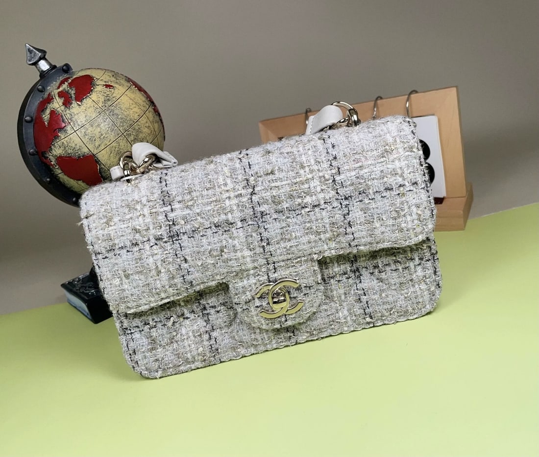 CHANEL CLASSIC FLAP BAG, GREY & WHITE TWEED, LIGHT GOLD HARDWARE: Name CHANEL Classic Flap Bag, Grey & White Tweed, Light Gold Hardware Dimensions