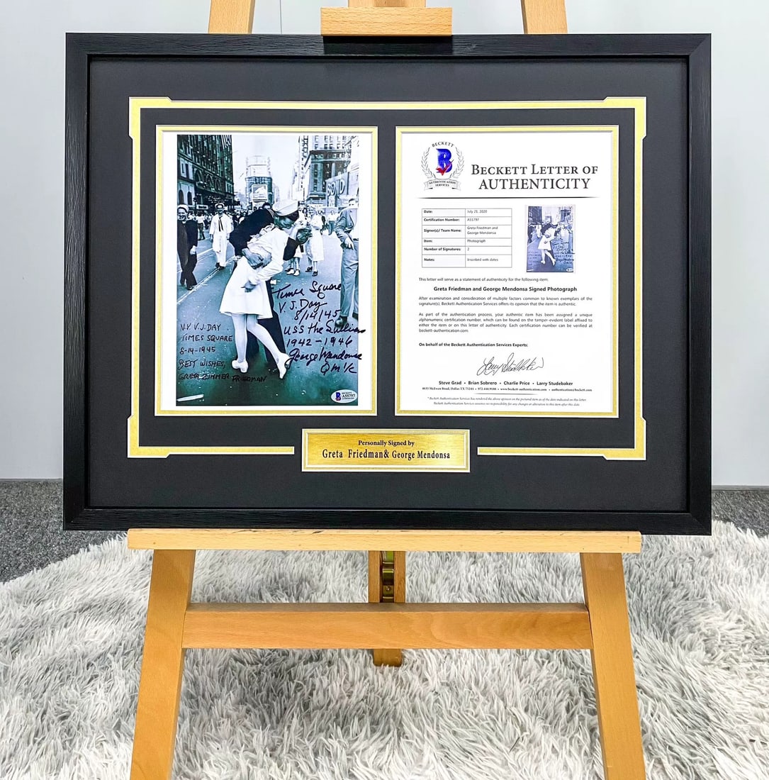 THE KISS, DUAL-SIGNED PHOTOGRAPH, ONE OF THE MOST FAMOUS PHOTOS OF THE 20TH CENTURY, BECKETT: Name The Kiss, Dual-Signed Photograph, One of the Most Famous Photos of the 20th Century, Beckett Authenticated Dimensions