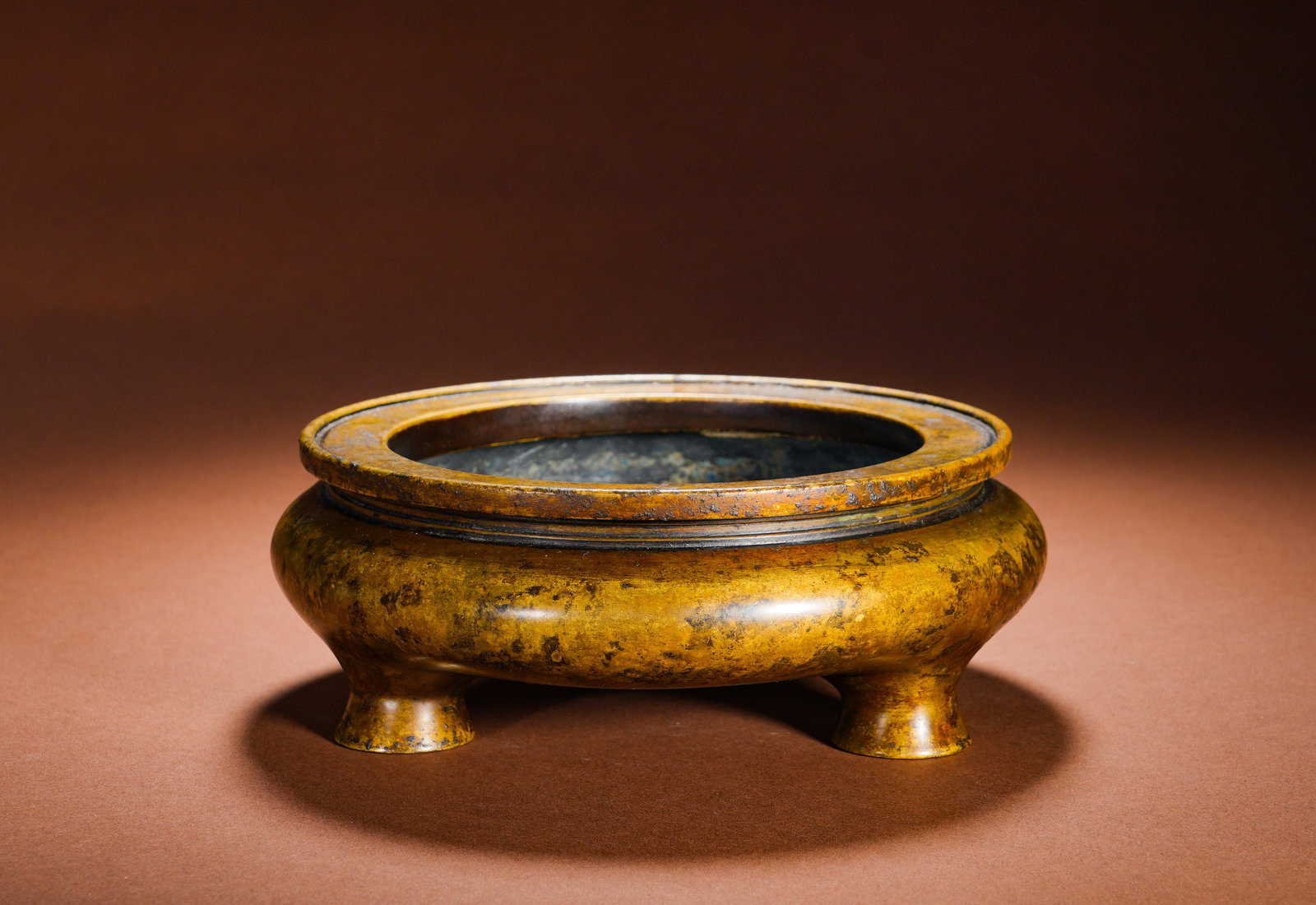 COPPER ? THREE-LEGGED FURNACE OF THE MING DYNASTY: Height:7cm Width:18.5cm Weight:2580gBronze Tripod Ge Censer, a classic Xuande censer style. Cast from refined copper, it features wide folded rim, constricted neck and full flattened belly supported b