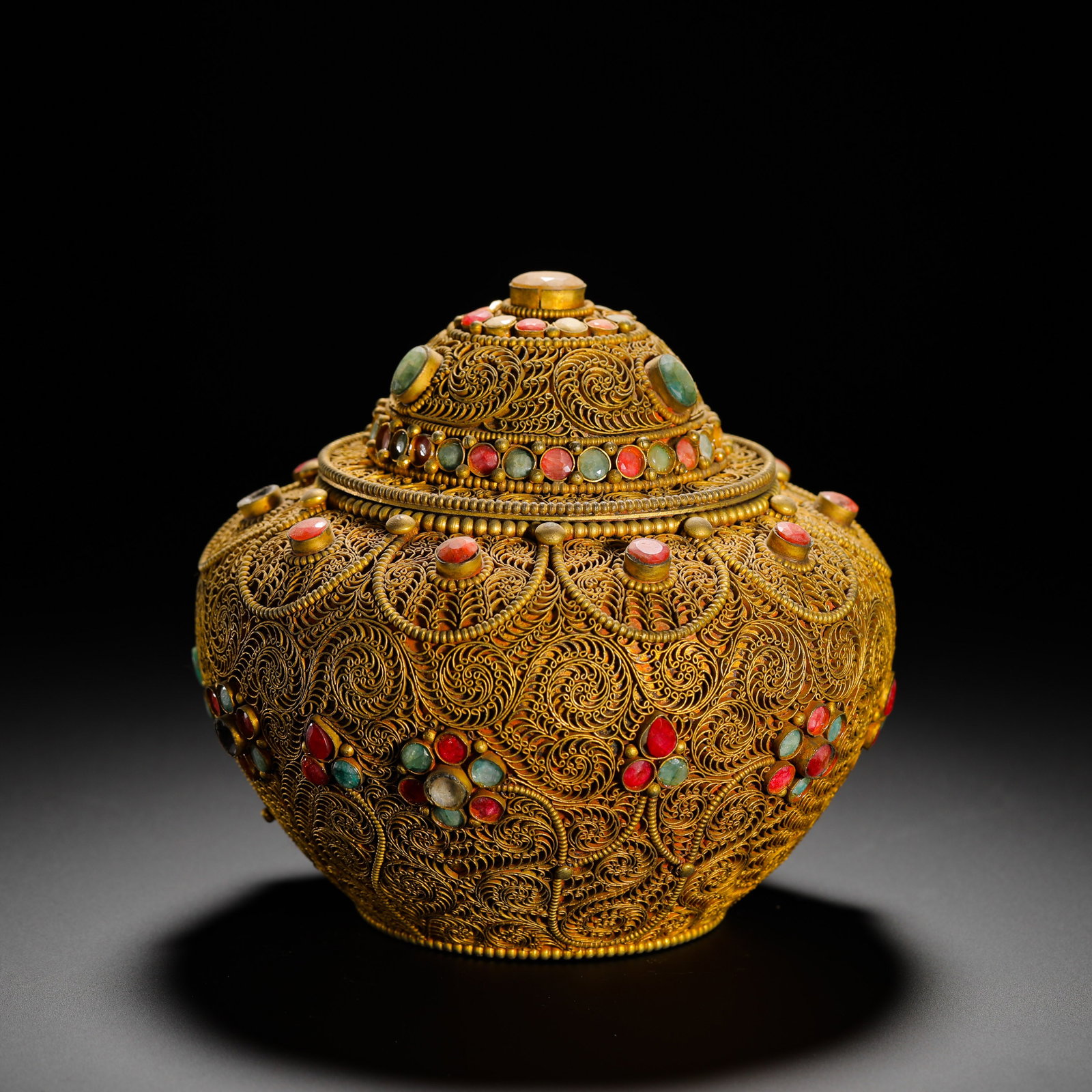 QING DYNASTY GILDED GILDED MULTI-THREADED HOLLOWED-OUT STORAGE JARS
