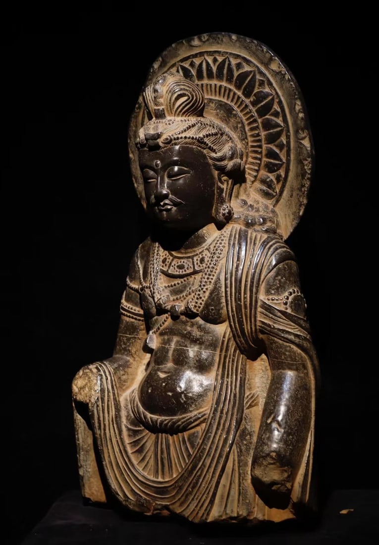3RD CENTURY GANDHARA STONE BUDDHA: H:92cm (36.22in)W:50cm (19.69in)T:25cm (9.84in)Weight:200000g This is a seated Bodhisattva stone sculpture in Gandhara style, dating from the 2nd to 4th century CE. It integrates artistic features of 