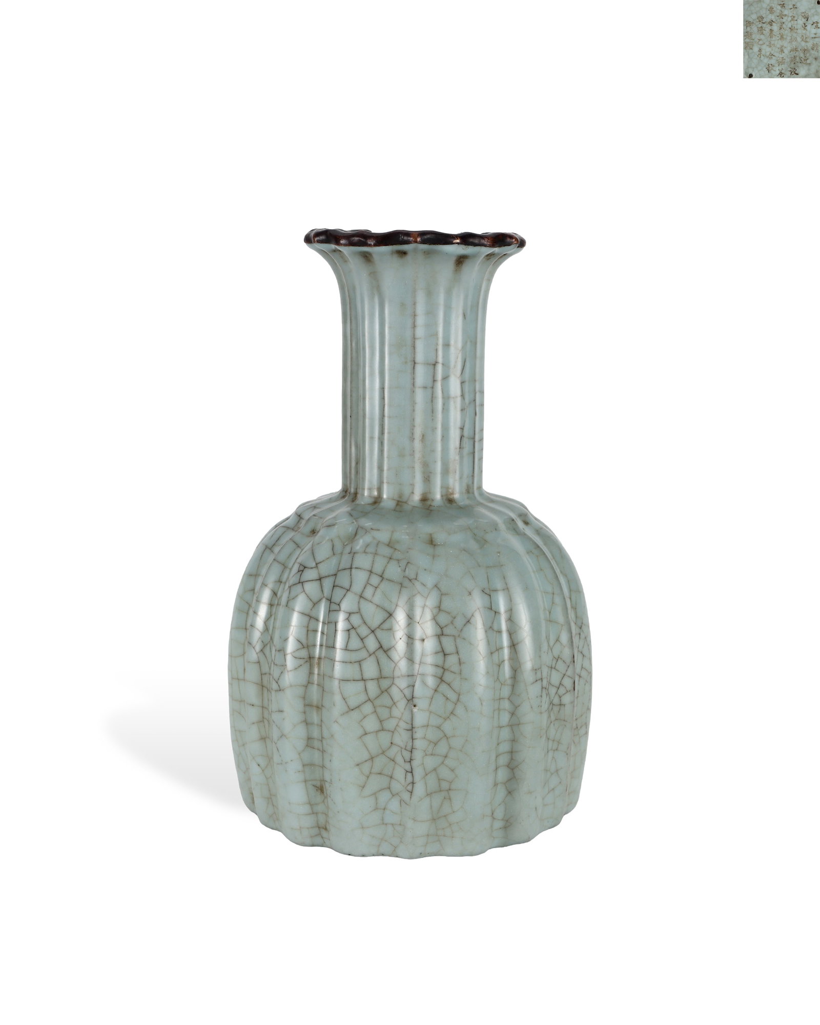 A SONG DYNASTY OFFICIAL KILN PINK GOURD-SHAPED FLOWER-MOUTHED IMPERIAL POEM LONG-NECKED VASE: H:20.5cm W:12.5cm This is a Song official kiln decorative vase with pale green glaze, lobed flower rim coated with brown glaze, ribbed long neck and melon-shaped belly. The flower-shaped base bears sp