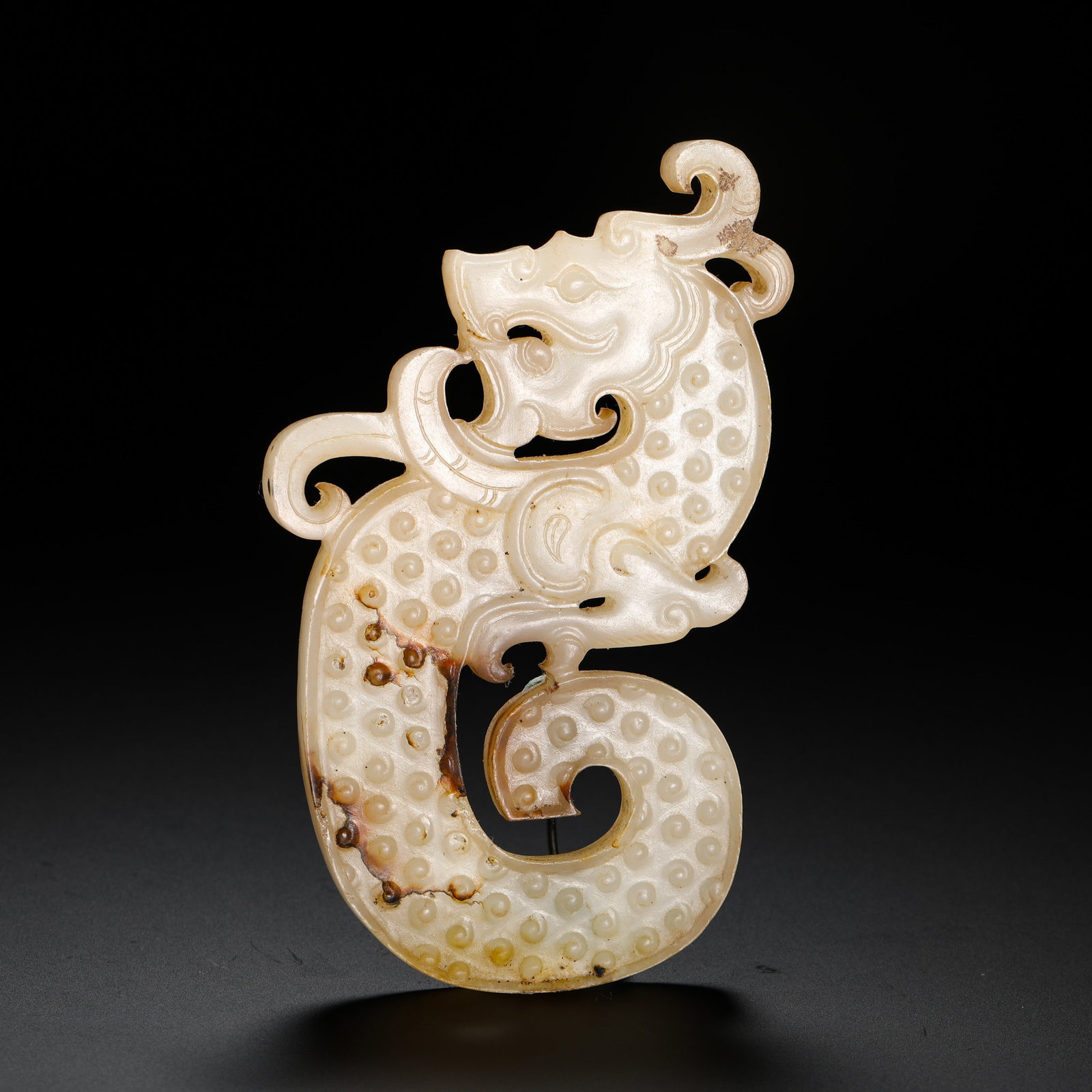 HETIAN JADE DRAGON PENDANT FROM THE WARRING STATES PERIOD: H:10.9cm W:6.5cm Weight:70g Warring States S-shaped dragon jade pendant fully covered with grain patterns and natural patina, an auspicious jade accessory for nobles