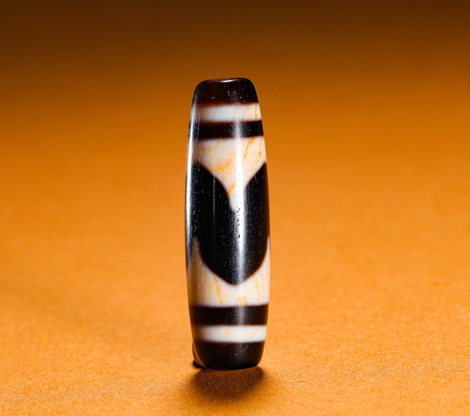 AQUARIUS SKY BEADS: Height:4cm (1.57in)Weight:10g(0.02lb)Vasemotifdzibead, etchedagatecraft.Elongatedoliveshapewithsharpblack-whitepatterns, naturalorangecinnabarspecklesandfineweatheringlinesonsurface.Thecentraltotemisa