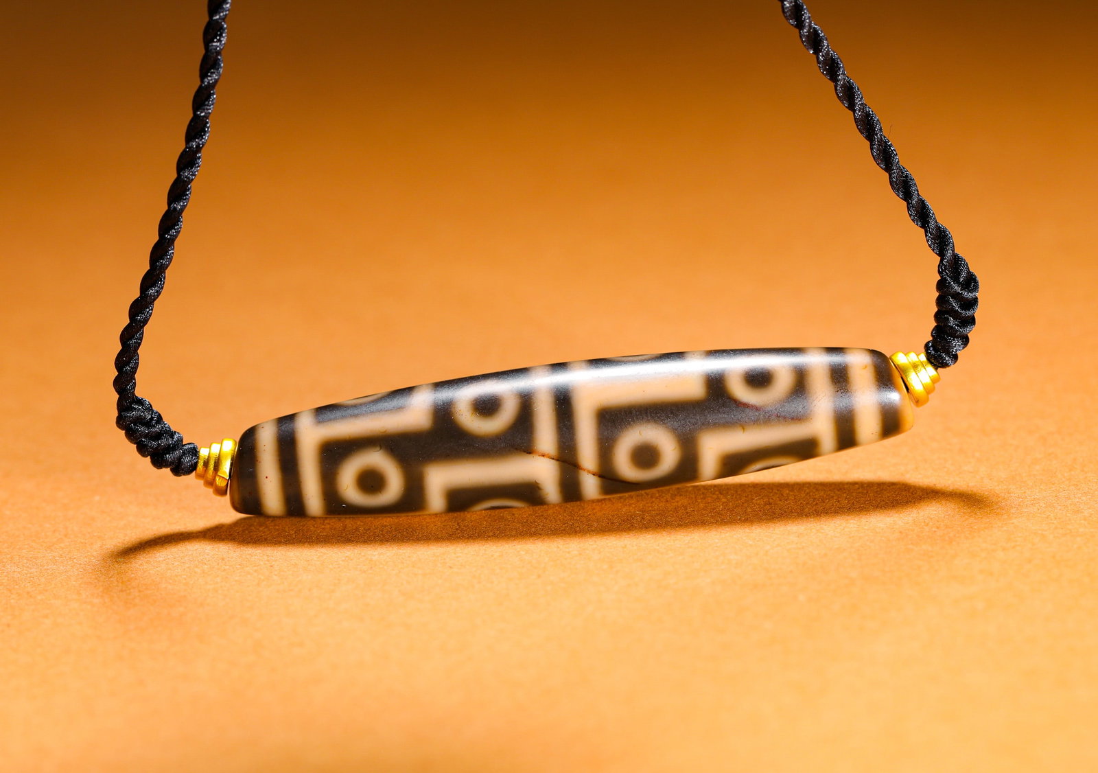 NINE-EYED SKY BEADS: Height:6.9cm (2.72in)Weight:20g(0.04lb)Nine-eyedzibead, TibetanBuddhism.Etchedagateinslenderwillow-leafshape, nineorderlyeyepatternsframedbysquareborderswithdistinctblack-whitecontrastandnaturalagedwe