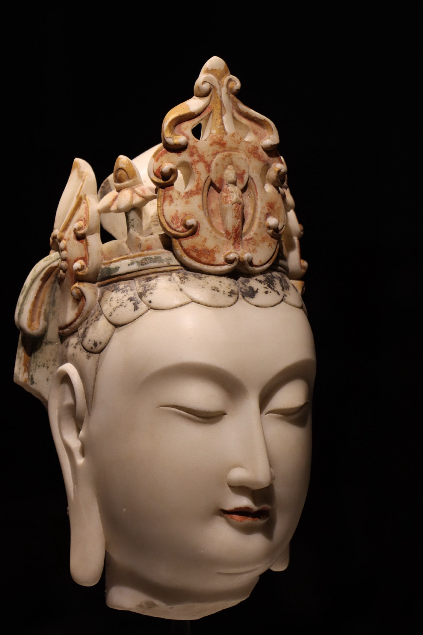 A WHITE MARBLE BODHISATTVA FROM THE NORTHERN QI DYNASTY: H:33cm H:51cm