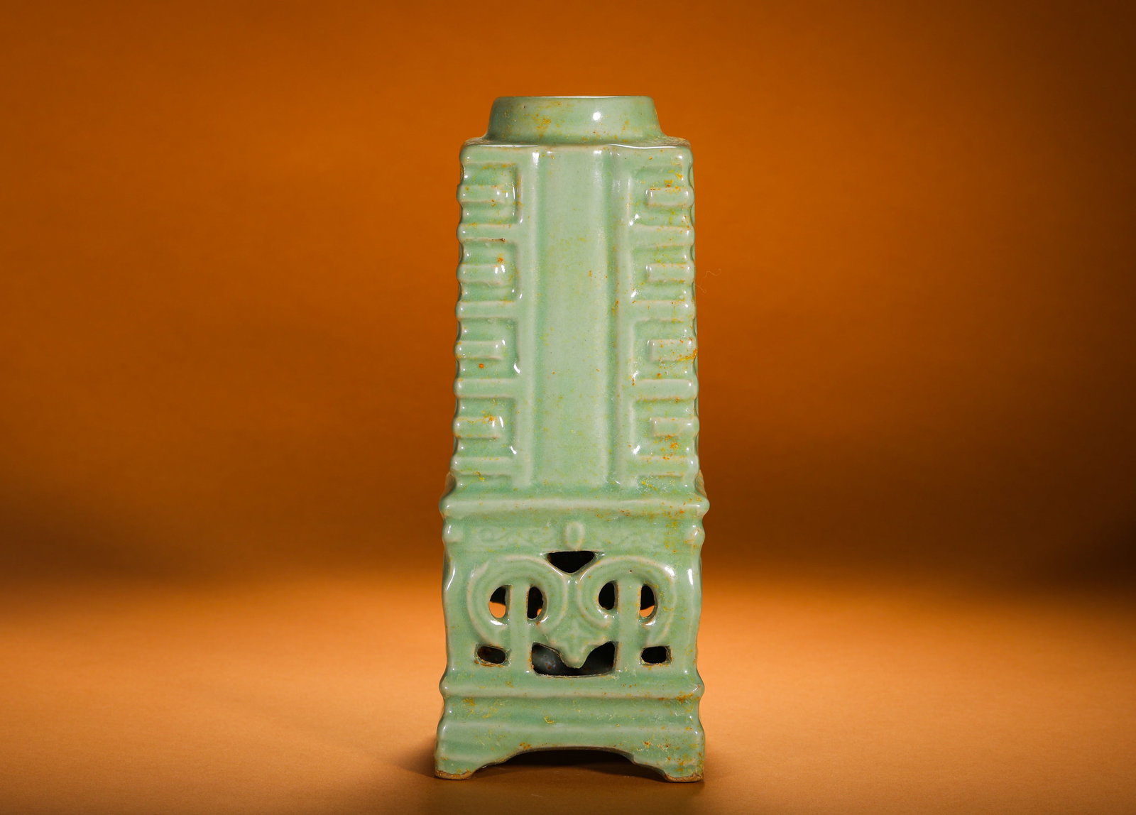 MING DYNASTY LONGQUAN KILN CELADON CONG-SHAPED HOLLOWED-OUT BASE VASE: Height:23cm (9.06in)Width:9cm (3.54in)Weight:900g(1.98lb)Longquanceladoncongvasewithhollowstand, MingDynasty.Integratedcastpiececombininganarchaicjade-congshapedupperbodyandopenworkbase.Thefoursidesar