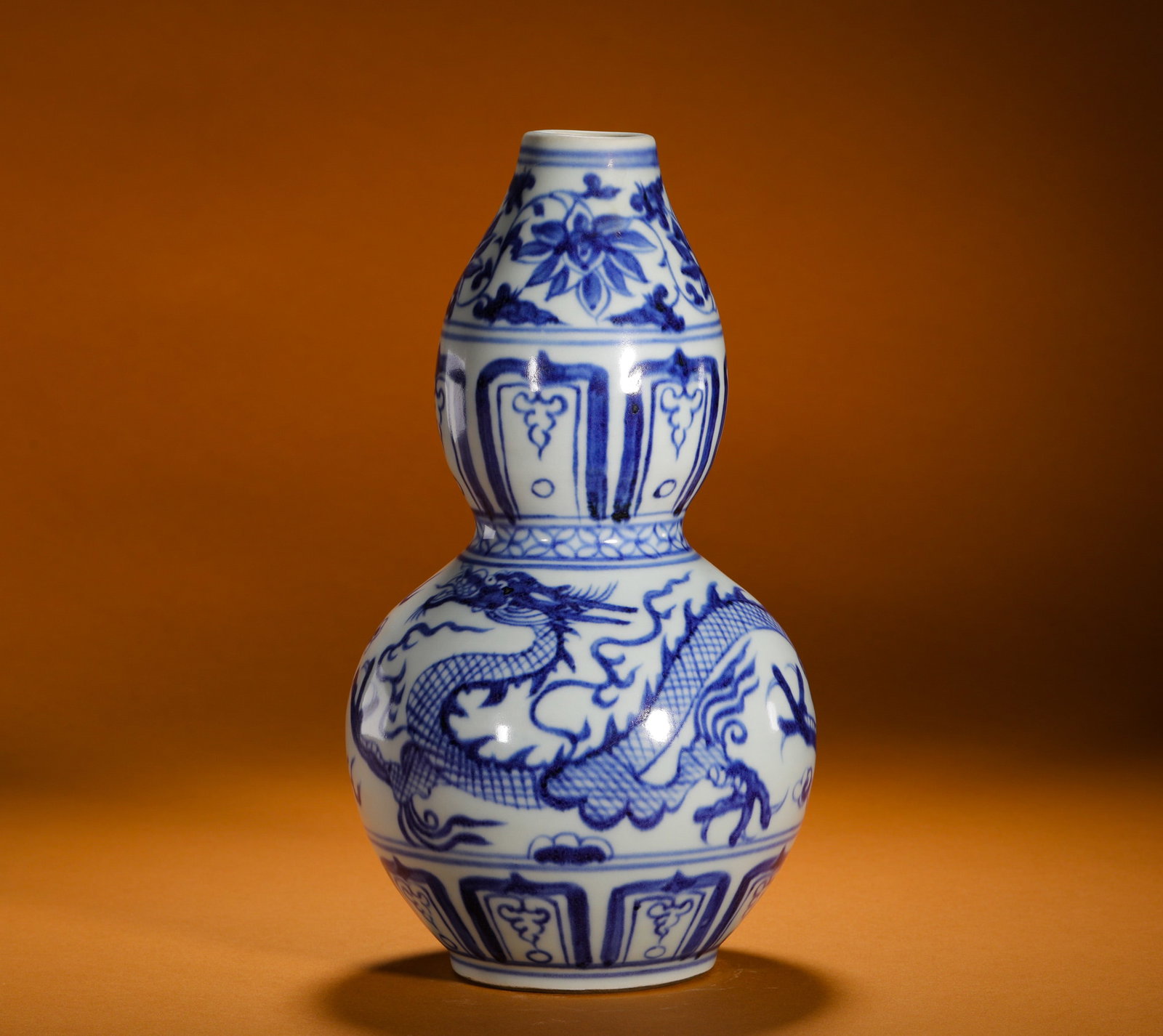 BLUE AND WHITE PORCELAIN DRAGON-PATTERNED GOURD VASE OF THE MING DYNASTY: Height:25cm (9.84in)Diameter:14cm (5.51in)Weight:970g(2.14lb)Antiqueblueandwhitegourdvase, dragon&lotusmotif, auspiciousfortuneimperialdecorativeporcelain.