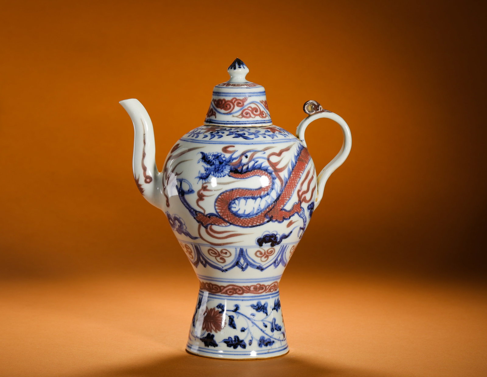 YUAN DYNASTY BLUE AND WHITE UNDERGLAZE RED DRAGON PATTERN EWER: Height:27cm (10.63in)Width:20cm (7.87in)Weight:1170g(2.58lb)Antiqueblue&underglazereddragonewer, completelid, raredual-colorimperialporcelainfortea&wine.