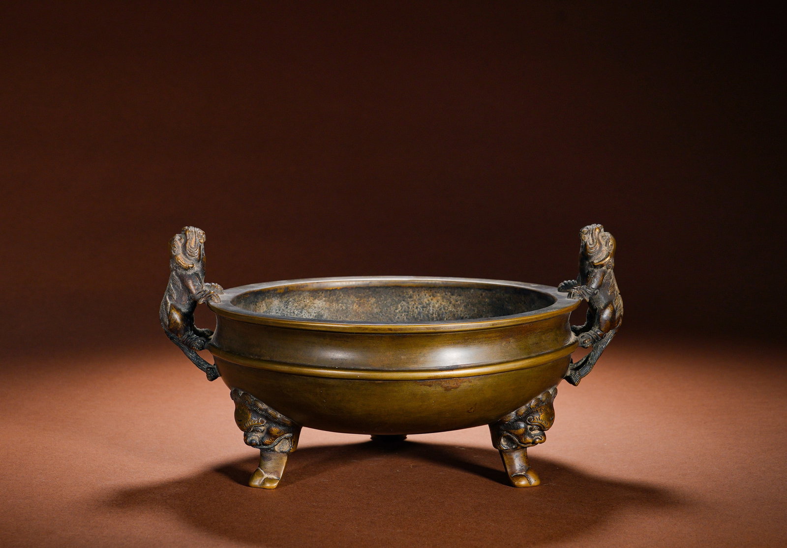 MING DYNASTY COPPER DOUBLE BEAST-EAR BEAST-FOOT STRING PATTERN FURNACE: Height:13cm Width:23.5cm Weight:2650gBronze Censer with Double Beast Handles, Beast Feet and String Patterns, a classic antique-style bronze censer. Cast from refined copper, it features a flattened