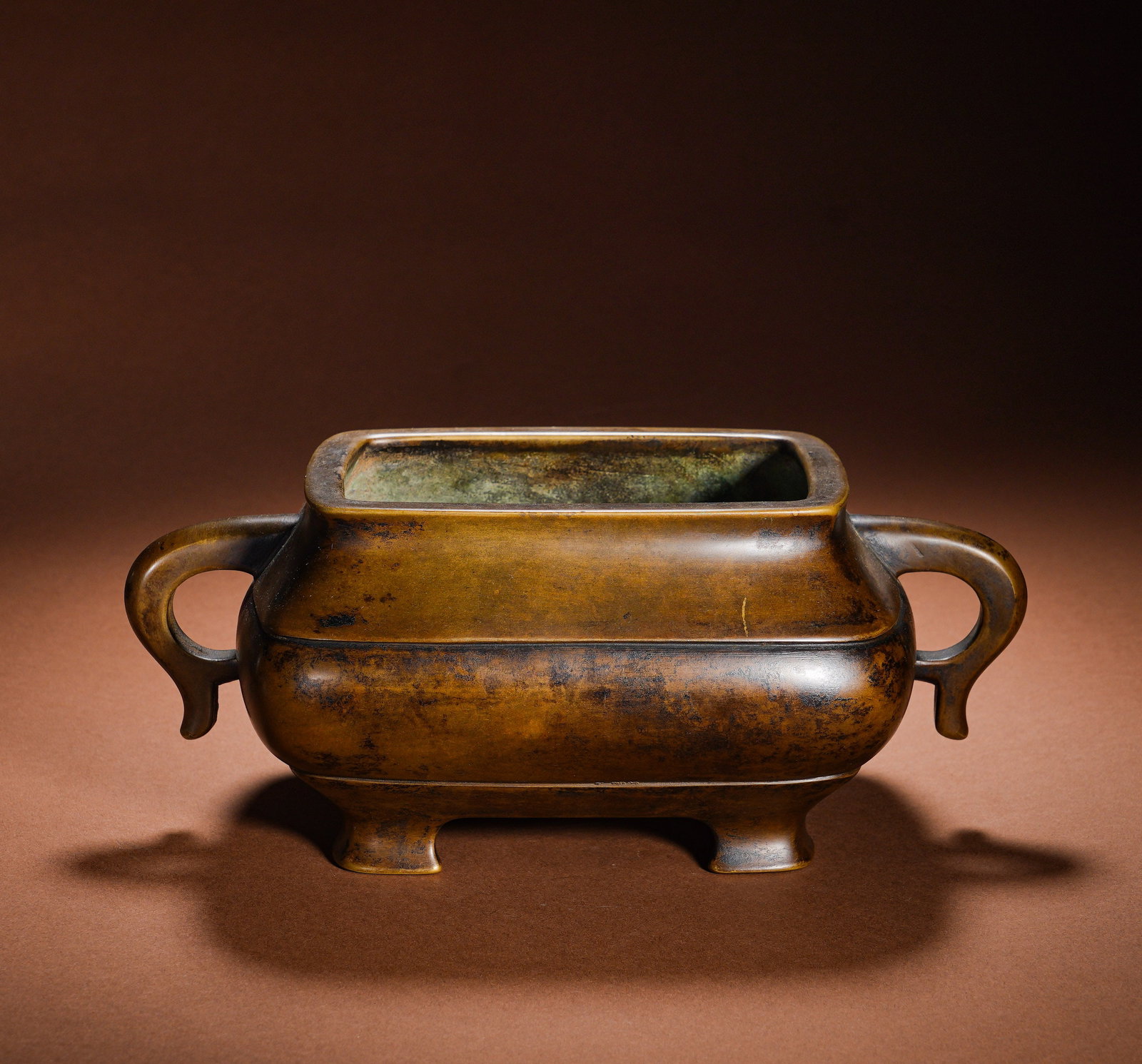 MING DYNASTY COPPER FOUR-SIDED HORSE MINISTER INSCRIPTION SQUARE FURNACE: Height:11cm Width:25.5cm Weight:3390gThis censer was an imperial gift for Muslim religious leaders during the Ming Zhengde period, a rare sacrificial burner exclusively for Islamic worship. It bears d