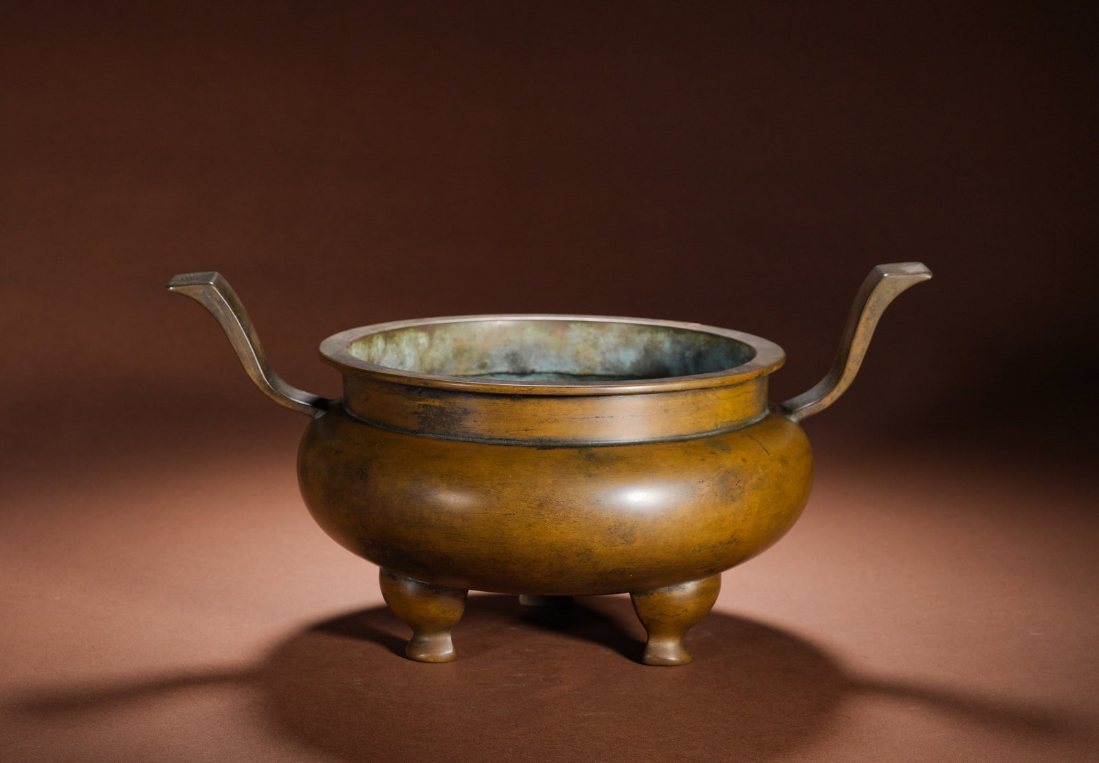 A BRONZE THREE-LEGGED FURNACE WITH A CROWN EAR FROM THE MING DYNASTY (1 of 7)