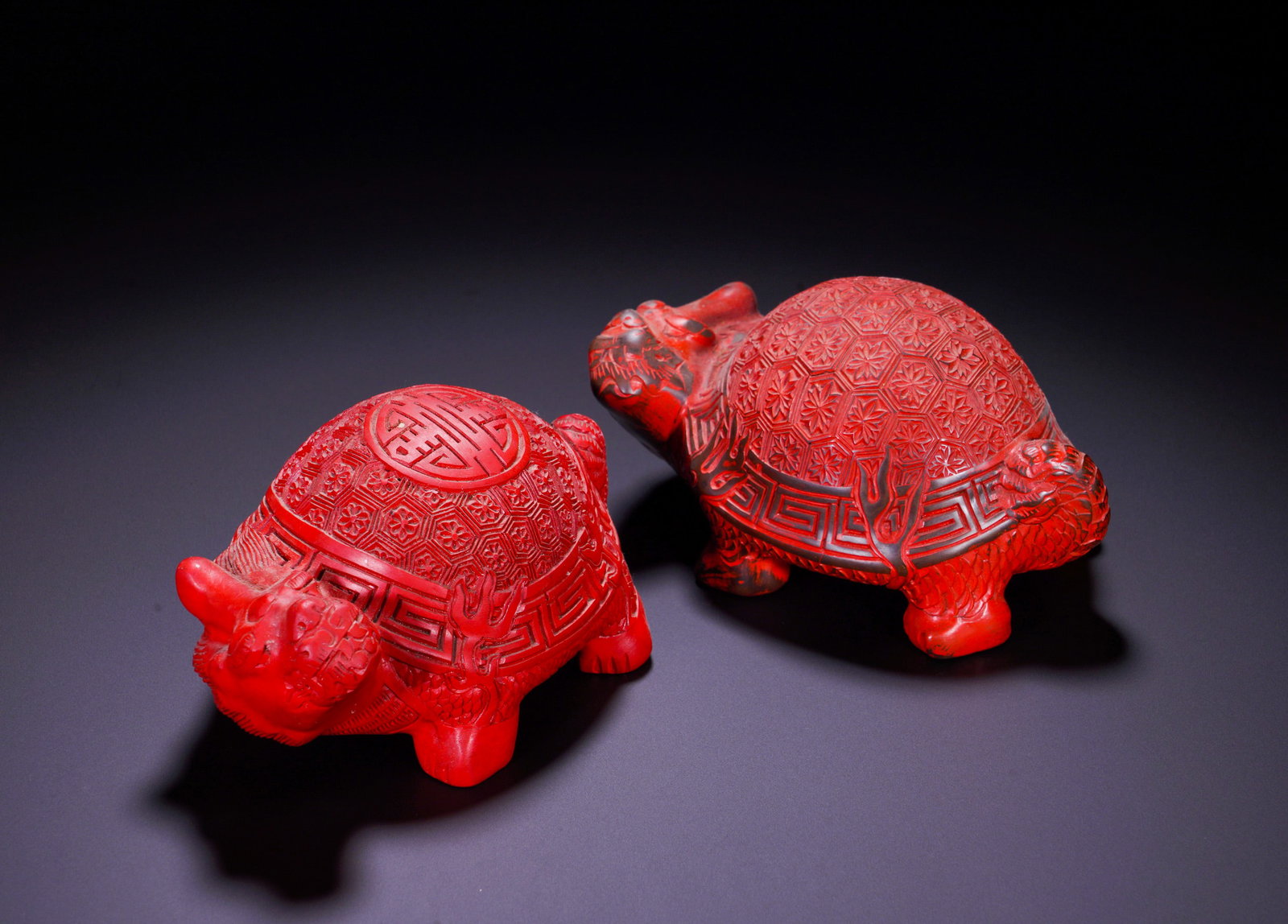 A PAIR OF LACQUERWARE TURTLES FROM THE QING DYNASTY: Height:7.5cm (2.95in)Width:14cm (5.51in)Weight:500g(1.10lb)