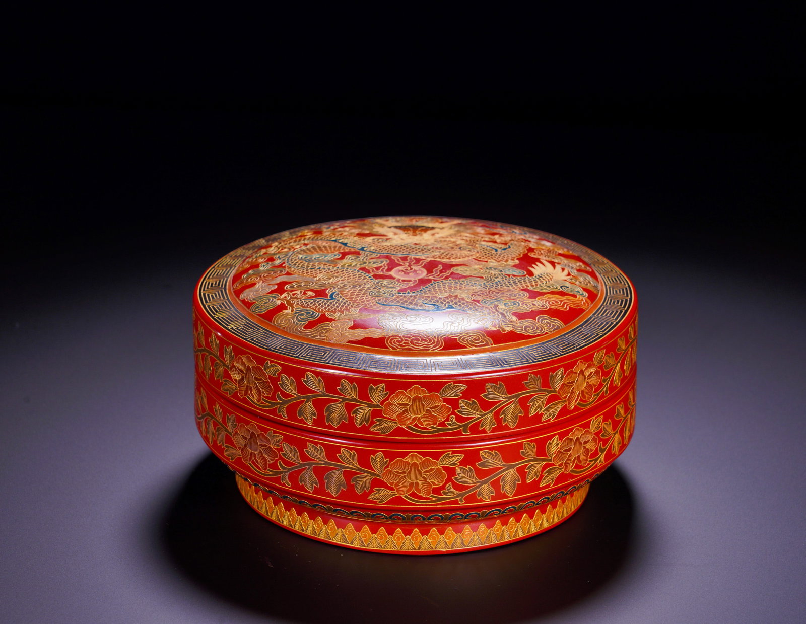 QING DYNASTY GILDED LACQUERED DRAGON PATTERN ROUND LID BOX: Height:9cm (3.54in)Diameter:16.5cm (6.50in)Weight:280g(0.62lb)Qing Dynasty circular lacquer box with gold-traced dragon motif.Fitted cover design. The top is decorated with dragon chasing pearl amid c