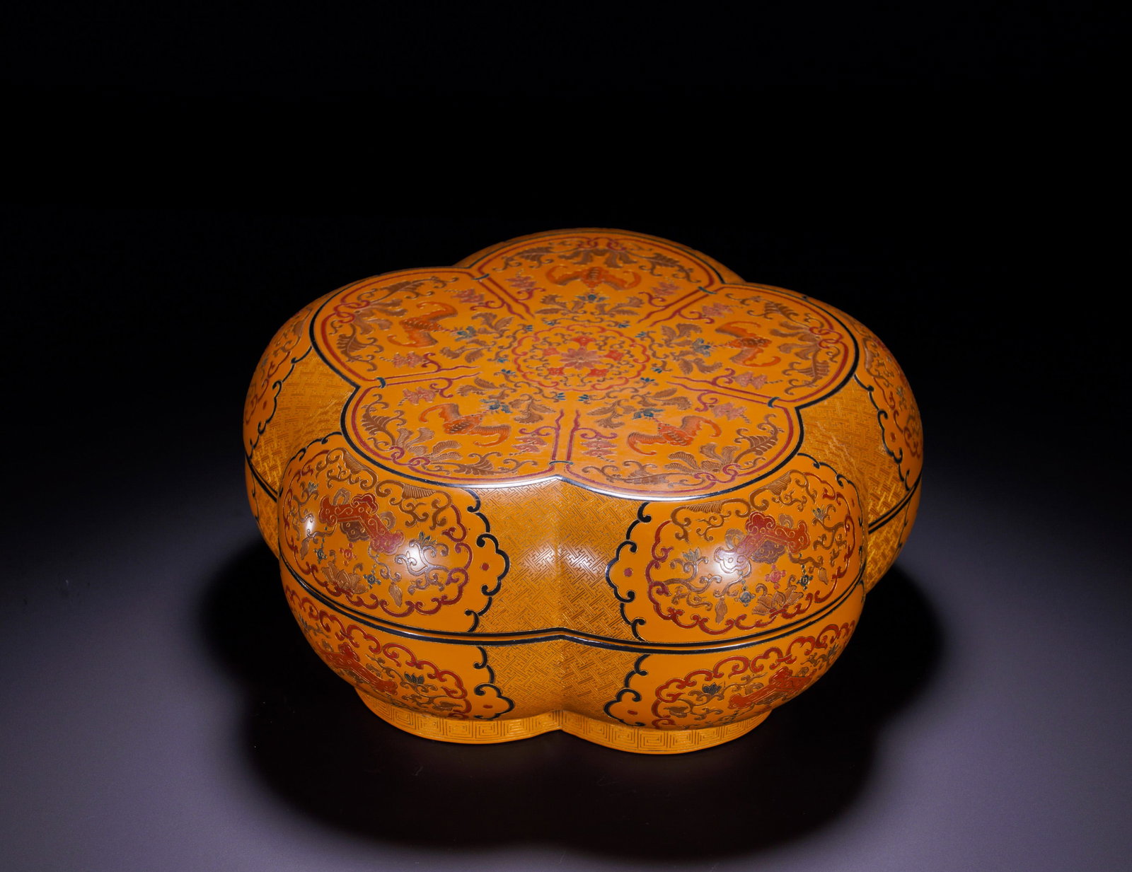 YELLOW GROUND PAINTED BAT PATTERN FLOWER-SHAPED LACQUER BOX OF THE QING DYNASTY: Height:13cm (5.12in)Width:24cm (9.45in)Weight:700g(1.54lb)Qing Dynasty flower-shaped lacquer box with painted bat motifs.Plum-blossom form fitted cover. Warm yellow lacquer ground decorated with five 