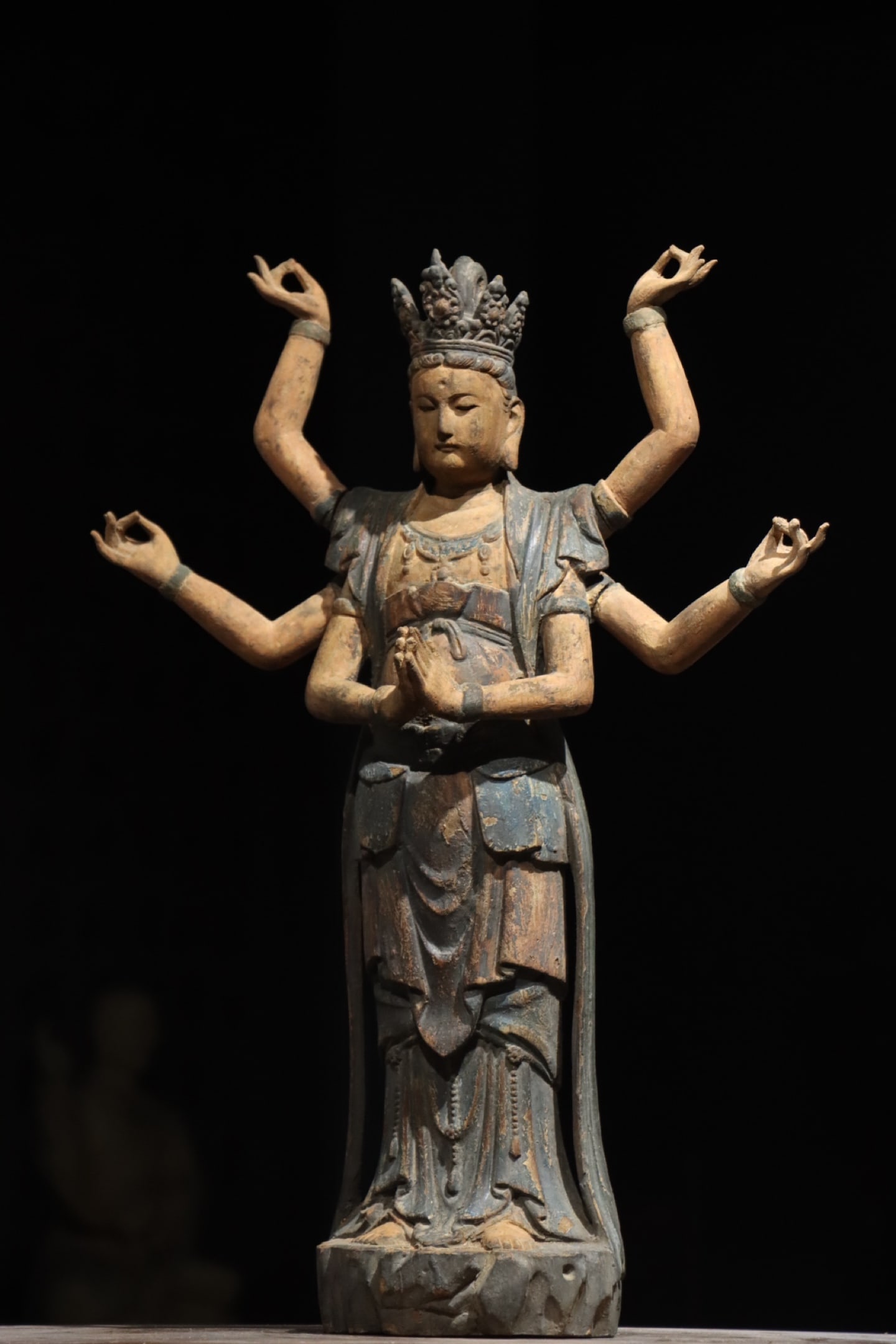 TANG DYNASTY NANMU SIX-ARMED GUANYIN: H:57cm (22.44in) This is a Tang Dynasty wooden lacquered and gilded painted standing statue of Six-Armed Guanyin (Cundi Bodhisattva). Carved from solid wood, it is decorated with lacquer, mineral pigm