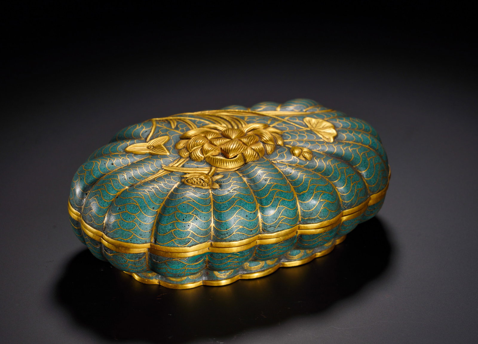 QING DYNASTY COPPER BODY CLOISONNE ENAMEL LOTUS POND PATTERNED FLOWER-SHAPED LID BOX: Height:8cm (3.15in)Width:19cm (7.48in)Weight:90g(0.20lb)Qing Dynasty cloisonn?? flower-shaped lidded box with lotus motif.The petal-form fitted cover is decorated with golden lotus on turquoise enamel