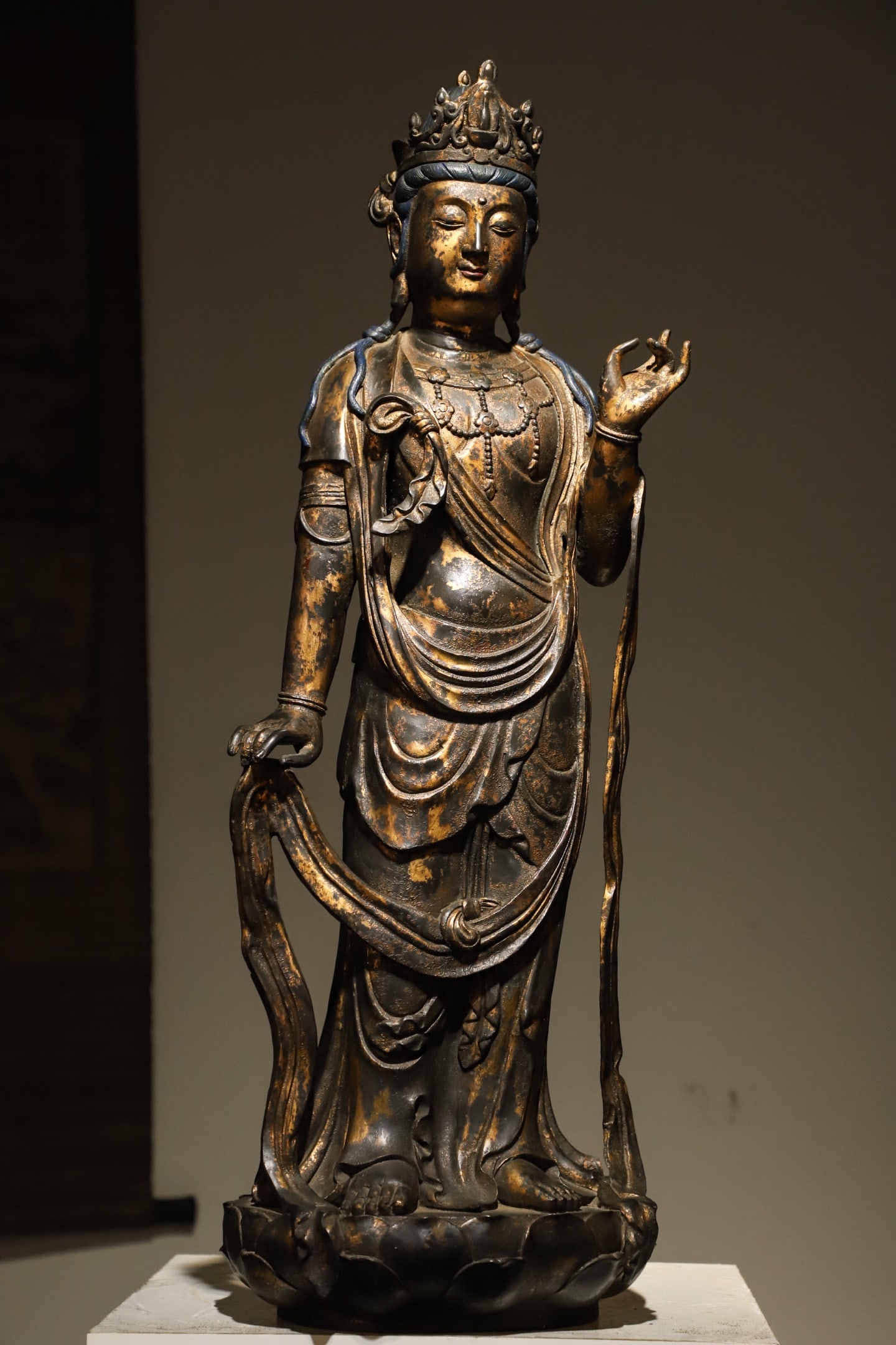 A GILDED BRONZE STATUE OF BODHISATTVA MAHASTHAMAPRAPTA FROM THE MING DYNASTY: H:82cm L:28cm W:26cm .Weight:13000g