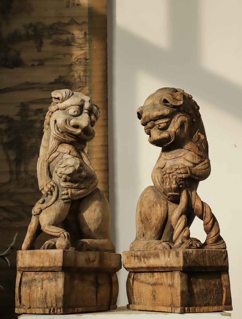 A PAIR OF WOODCARVING LIONS FROM THE MING DYNASTY: H:48cm L:22cm W:14cm