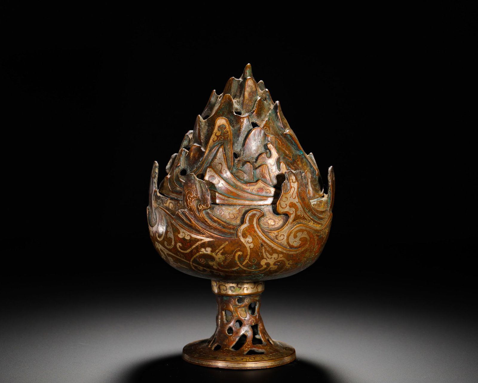 HAN DYNASTY BRONZE INLAID GOLD BOSHAN INCENSE BURNER: Height:21cm (8.27in) Width:14cm (5.51in) Weight:1380g(3.04lb)Han Dynasty bronze boshan censer inlaid with gold, hollow mountain-shaped lid, phoenix scroll patterns all over the body, hollow high stem 