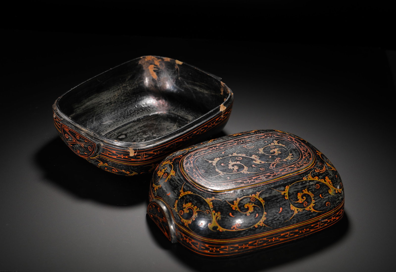 HAN DYNASTY LACQUER-PAINTED SCROLL CLOUD PATTERN EAR CUP BOX - 4