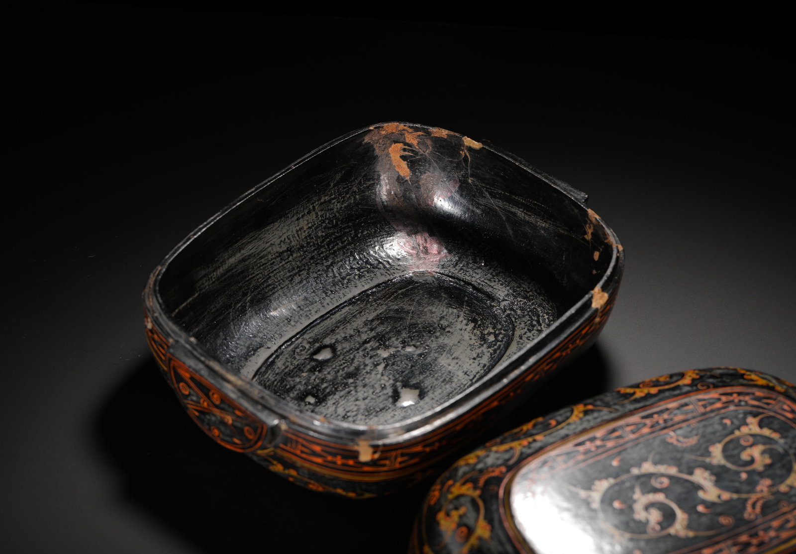 HAN DYNASTY LACQUER-PAINTED SCROLL CLOUD PATTERN EAR CUP BOX - 5