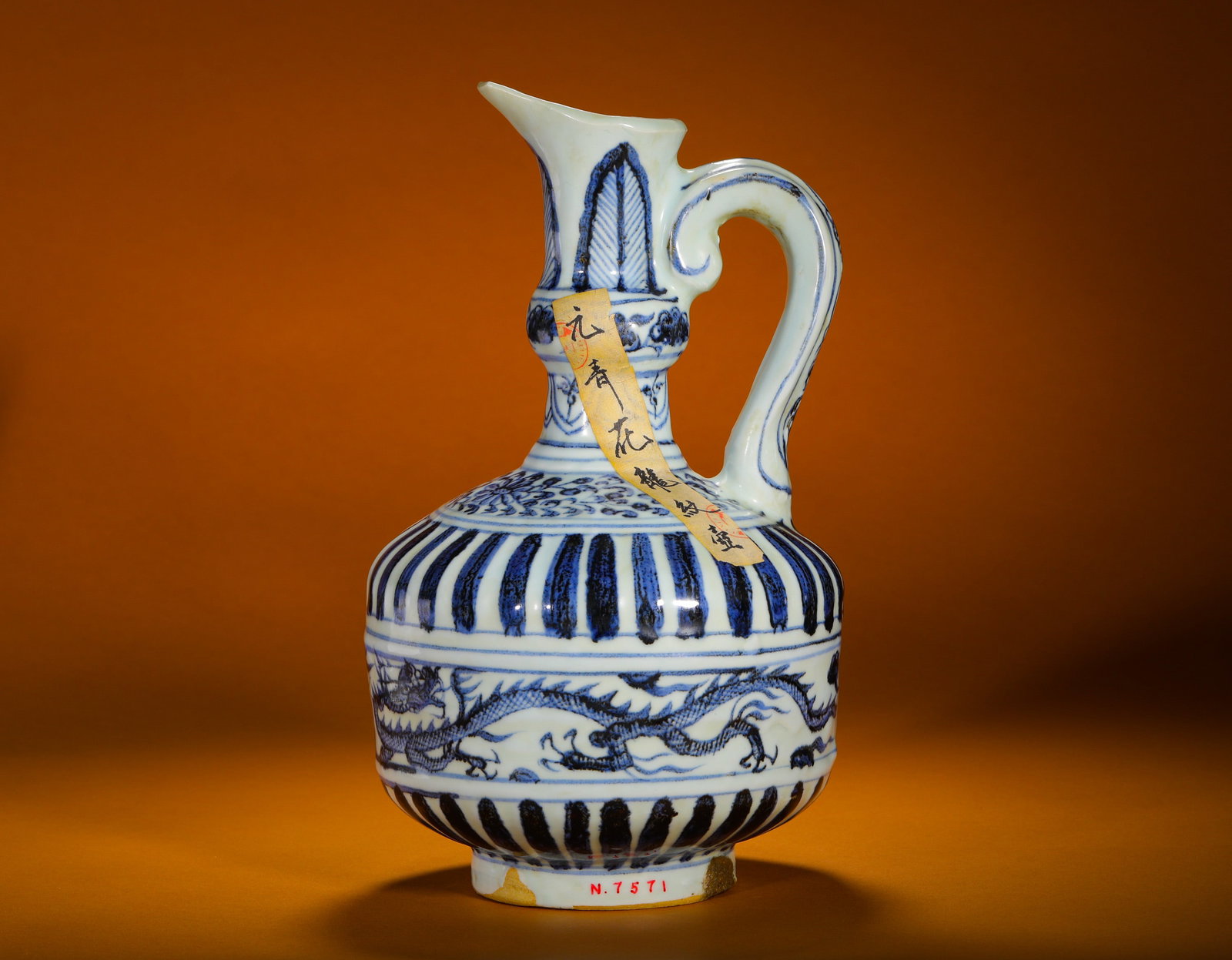 YUAN DYNASTY BLUE AND WHITE PORCELAIN WITH DRAGON PATTERNS: Height:30cm (11.81in)Diameter:18cm (7.09in)Weight:1950g(4.30lb)Yuanblueandwhitedragonwatersprinkler.Garlic-shapedspout, scrollcloudhandle, bulbousroundbellyandshallowringfoot.PaintedwithimportedSu-ma-