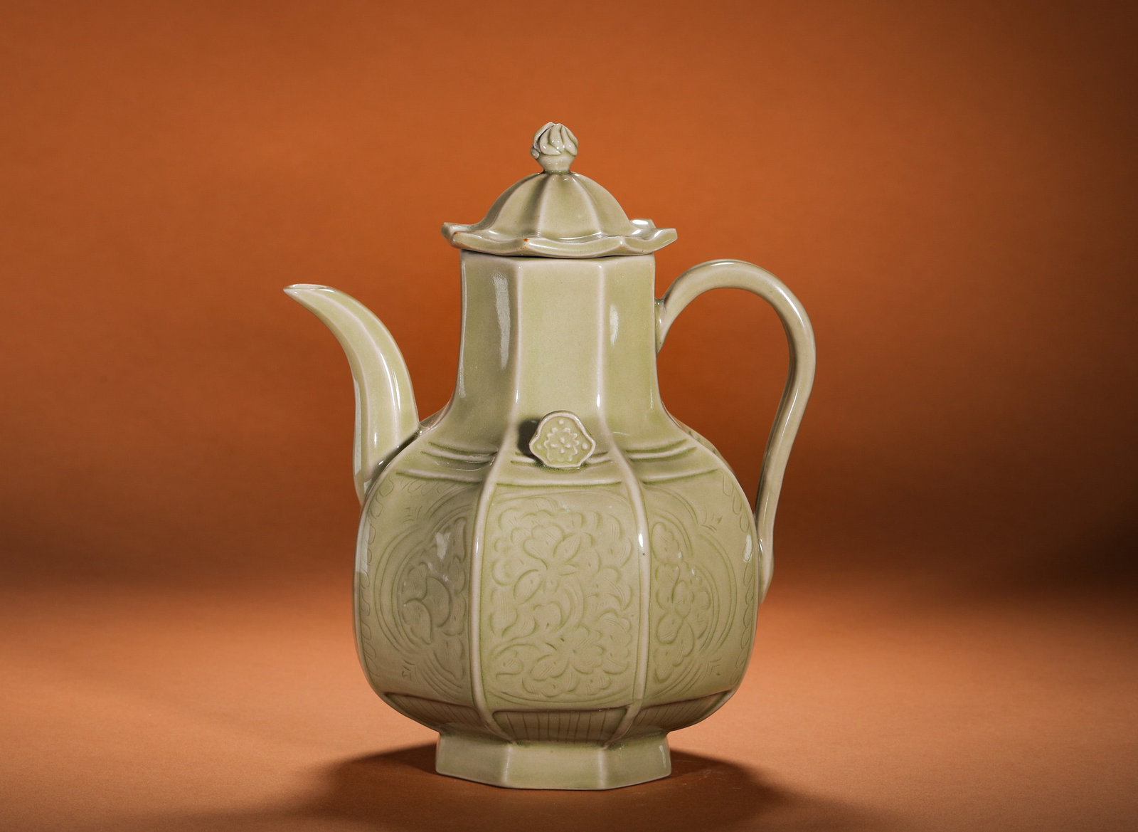 SONG DYNASTY LONGQUAN KILN POWDER BLUE GLAZED HEXAGONAL ENGRAVED FLOWER EWER: Height:21cm (8.27in)Width:18.5cm (7.28in)Weight:860g(1.90lb)AntiqueLongquanceladonhexagonalcarvedflowerewer, completelotuslid, Song-Yuanutilityporcelain.
