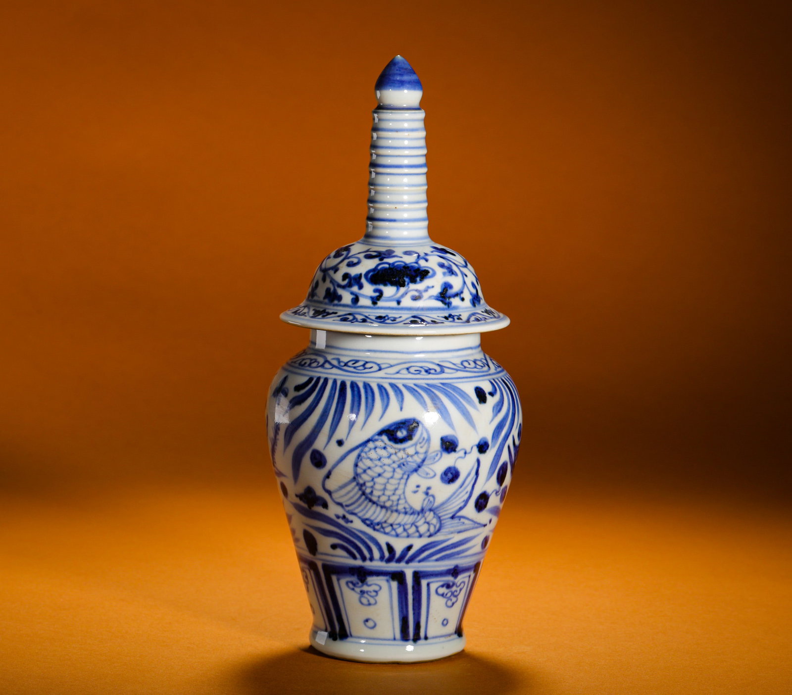 BLUE AND WHITE FISH AND ALGAE PATTERNED TOWER-SHAPED LID JAR OF THE MING DYNASTY: Height:25cm (9.84in)Diameter:12cm (4.72in)Weight:690g(1.52lb)Antiqueblue&whitefish-algaejarwithpagodalid, auspicioussurplusdecorativeporcelain.