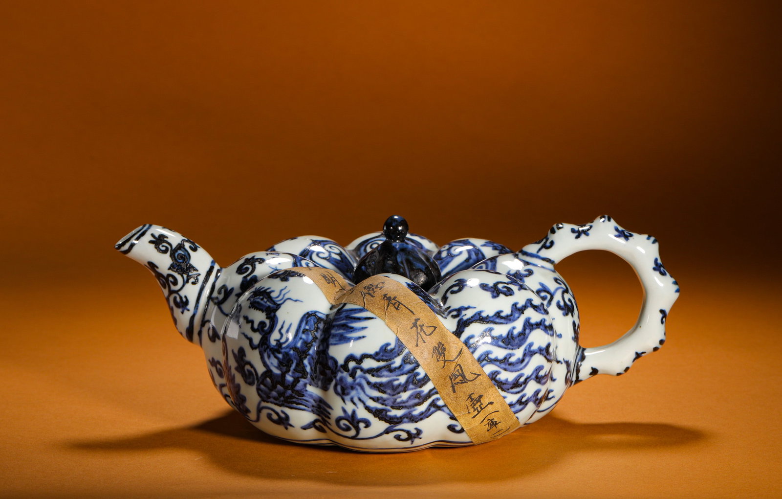 BLUE AND WHITE DOUBLE PHOENIX PATTERNED PUMPKIN-SHAPED EWER OF THE MING DYNASTY: Height:11cm (4.33in)Width:18cm (7.09in)Weight:1580g(3.48lb)AntiqueMingblue&whitepumpkinewer, twinphoenixcloudmotif, auspiciousbionicdecorativeporcelain.