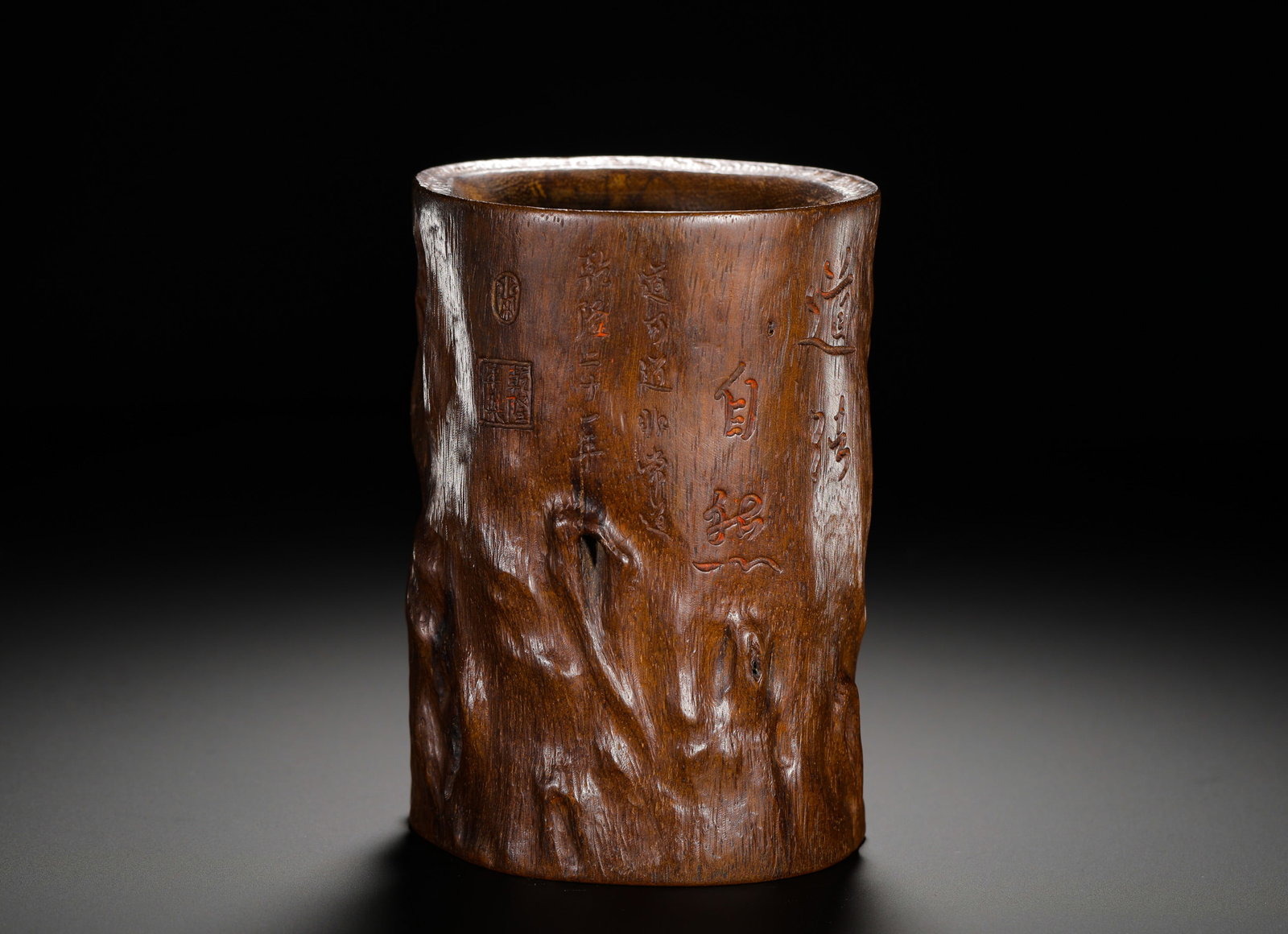 A NATURAL PEN HOLDER MADE OF GALL WOOD IN THE QING DYNASTY: Height:13cm (5.12in) Width:9.5cm (3.74in) Weight:430g(0.95lb)Natural burl wood irregular brush pot, whole tree knot material, retaining original uneven bark grain, uncarved, primitive natural wood sta