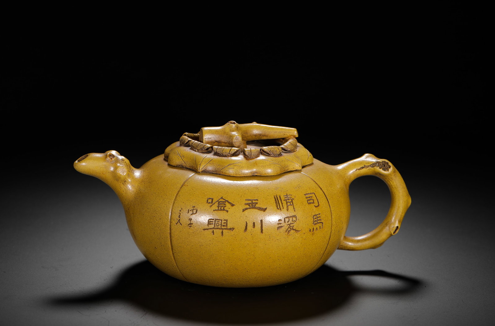 DUAN NI TREE STUMP LOTUS POND LANDSCAPE PURPLE CLAY TEAPOT: H:9cm W:22cm Weight:510g Biomorphic tree-stump floral teapot crafted from natural Benshan golden Duan clay with warm golden tone and fine sandy texture. Flat melon-petal shaped body, spout and circula