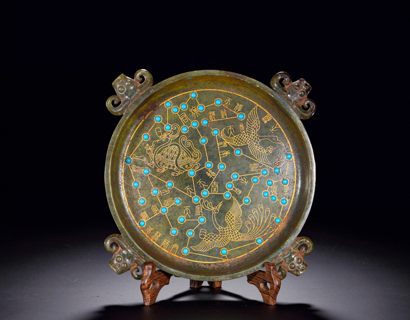 HAN DYNASTY GREEN JADE INLAID WITH GOLD AND TURQUOISE STAR PATTERN PLATE: Height:3cm (1.18in) Width:24cm (9.45in) Weight:640g(1.41lb)Shallow jade basin equipped with four beast-head lugs. Interior engraved astral map with phoenix and zoomorphic deities, turquoise beads mark
