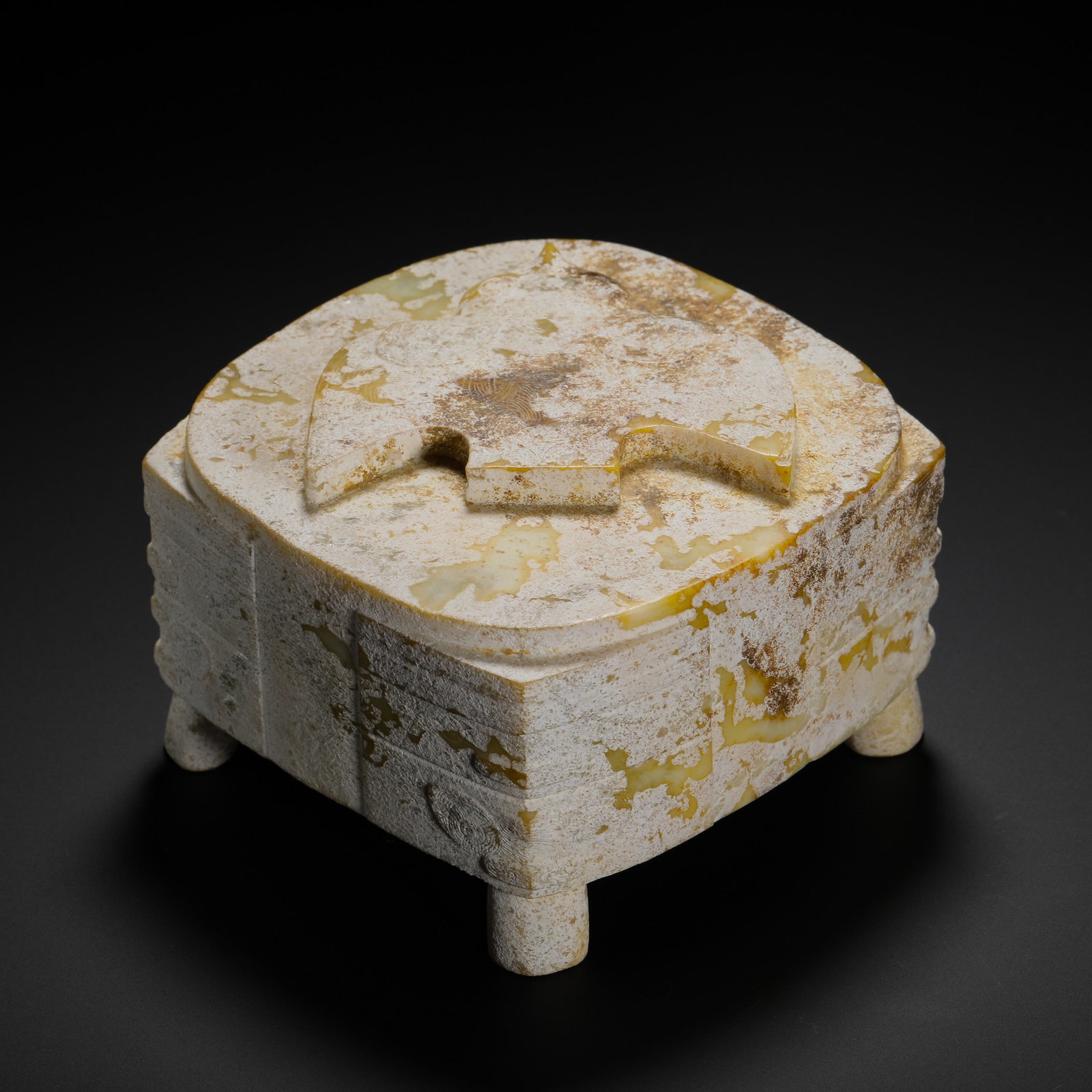 JADE OF THE LIANGZHU PERIOD: H:7cm W:10.5cm Weight:1110g
